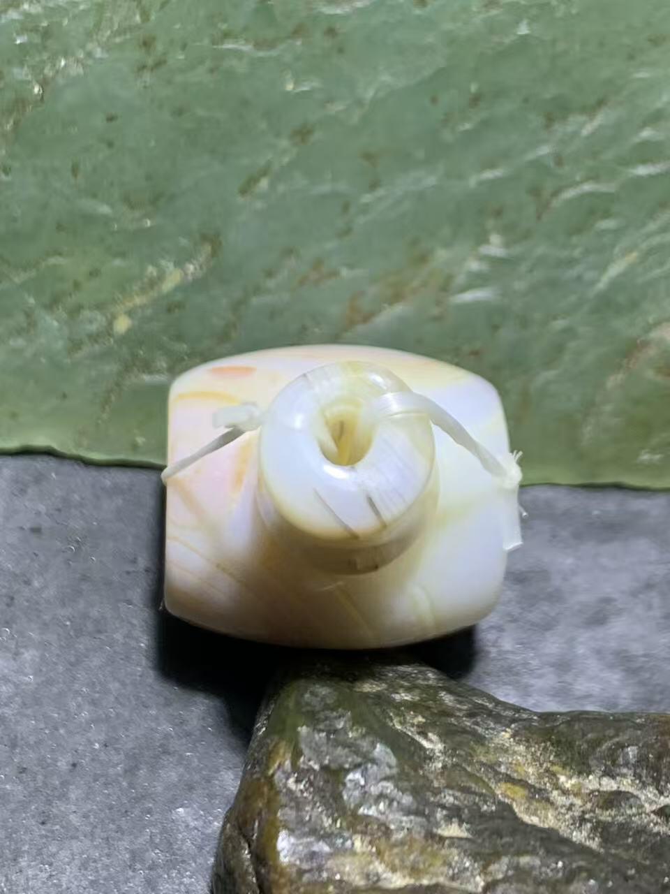 通货高玉化缠丝玛瑙佛头三通一套。
