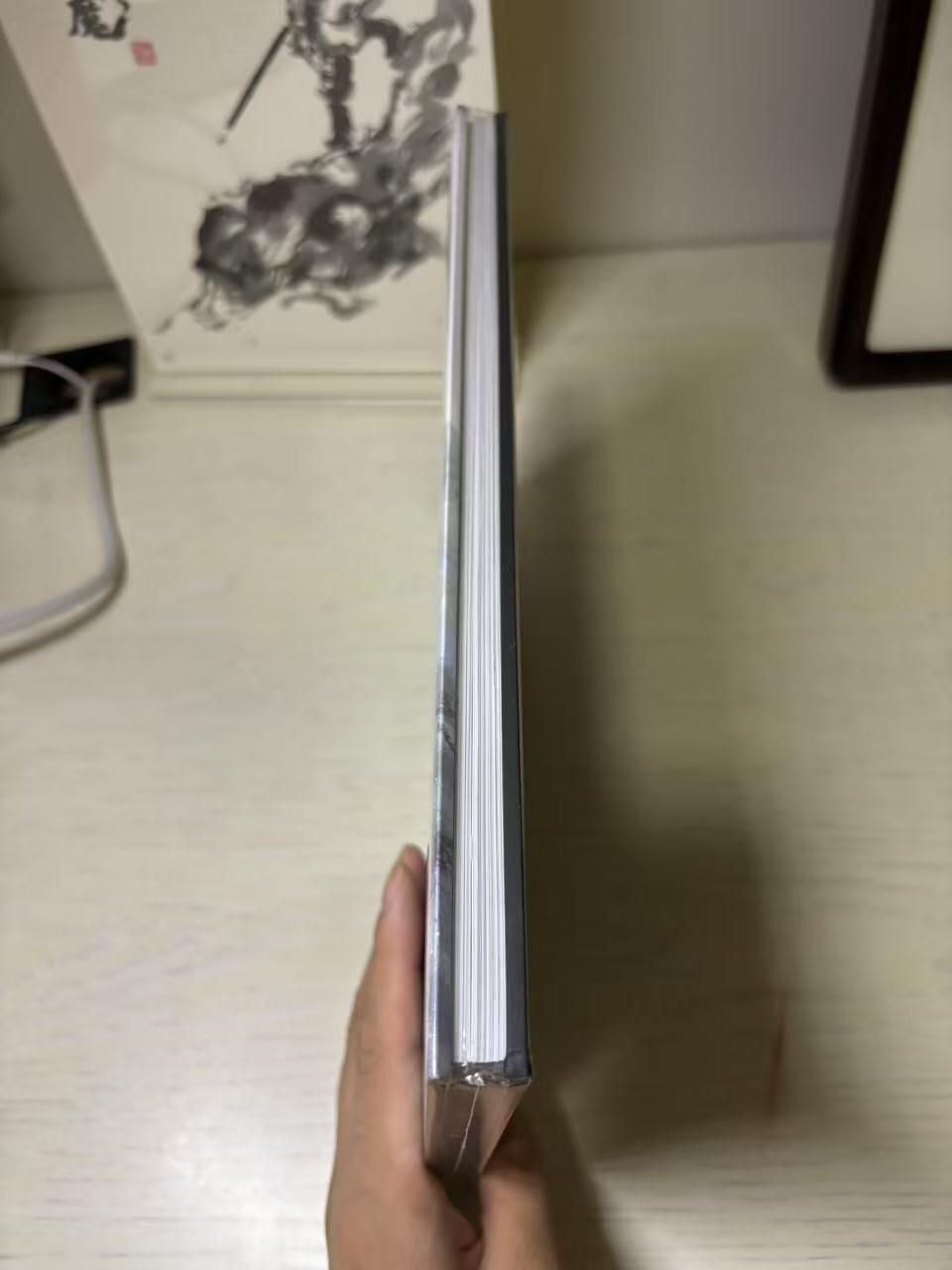 花开卡拍第39期（9月21号周日截拍，品控勿拍!!!拍品不寄存，运费5元，自制卡难免瑕疵，可能存在轻微撞角爆边等出厂瑕疵，品控介意勿拍！） 一泡绘西游神魔图谱(定制签绘版)。含画册一本(未拆封)，大8开海报一张，A4定制签绘一张(手写西游神魔+签名+印章，编号149，已放置于强磁展示台)，有原装快递盒，拍下顺丰发货（送拍人发货）。