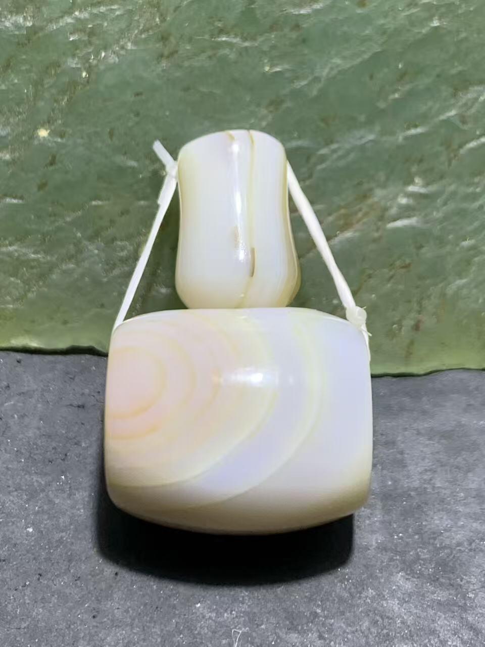 通货高玉化缠丝玛瑙佛头三通一套。