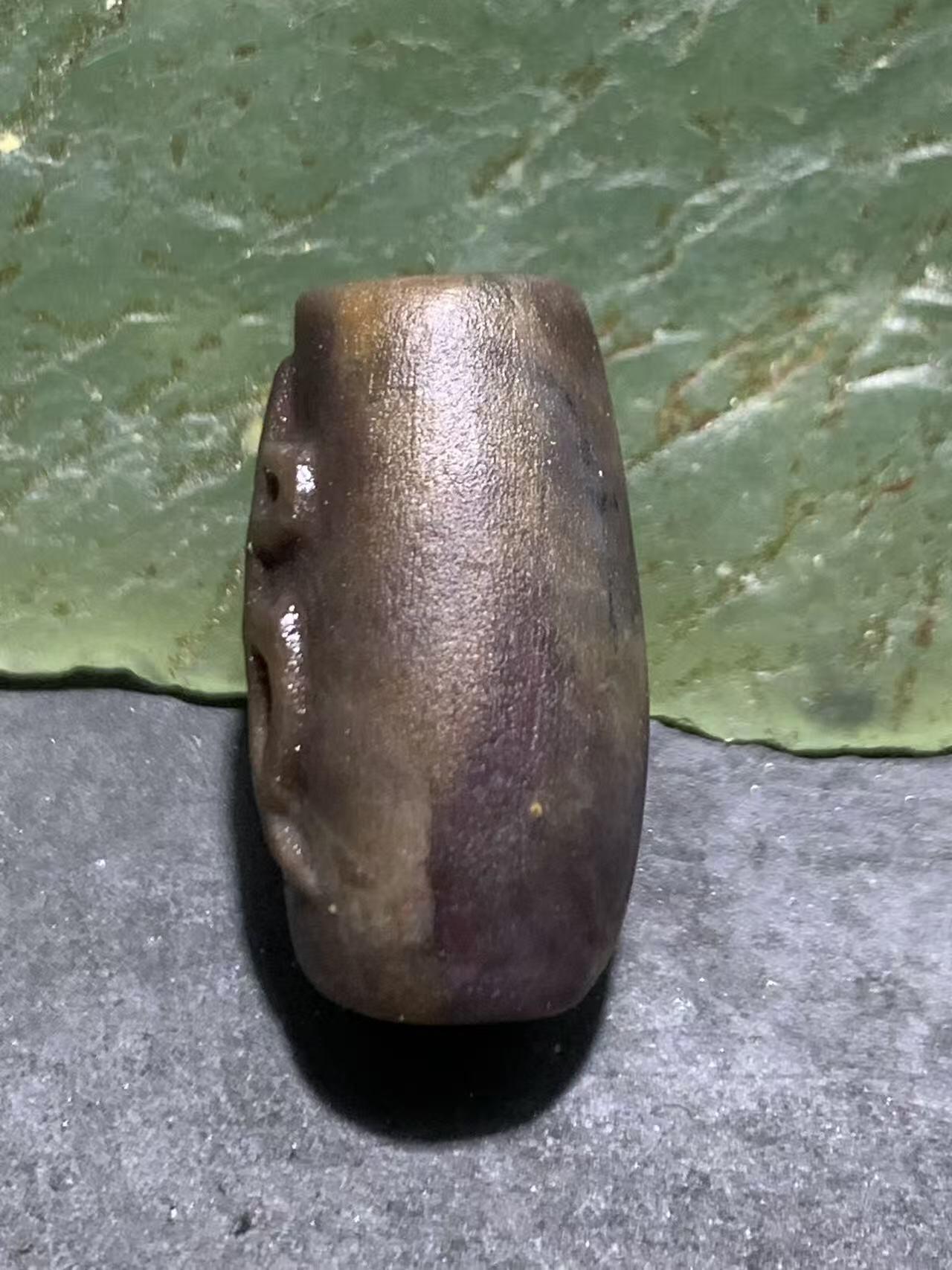 精美亚光战国红玛瑙手工雕刻佛字随形桶珠一个，