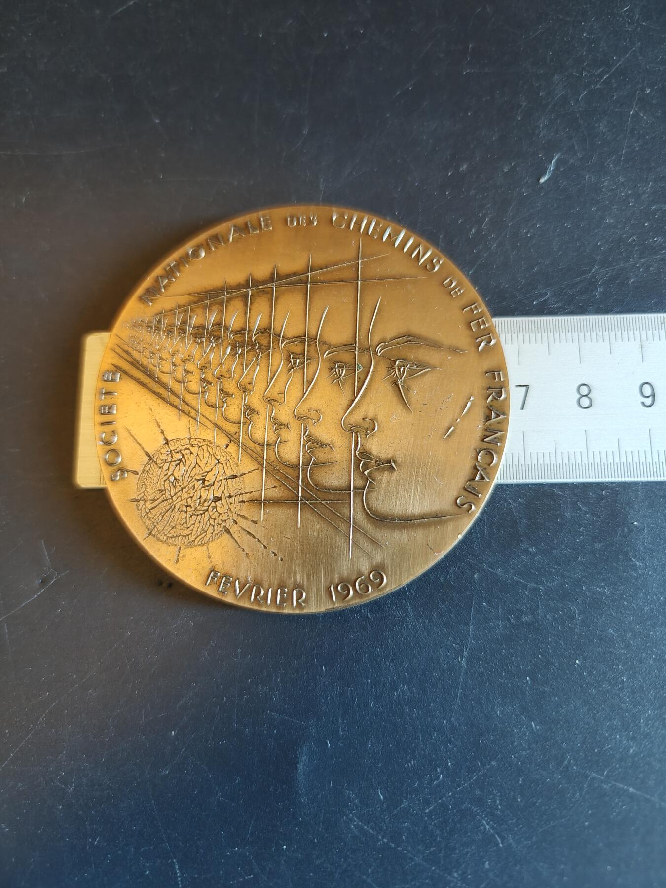 老王徽章第150期 法国国家铁路公司大铜章     直径68mm   重量134g