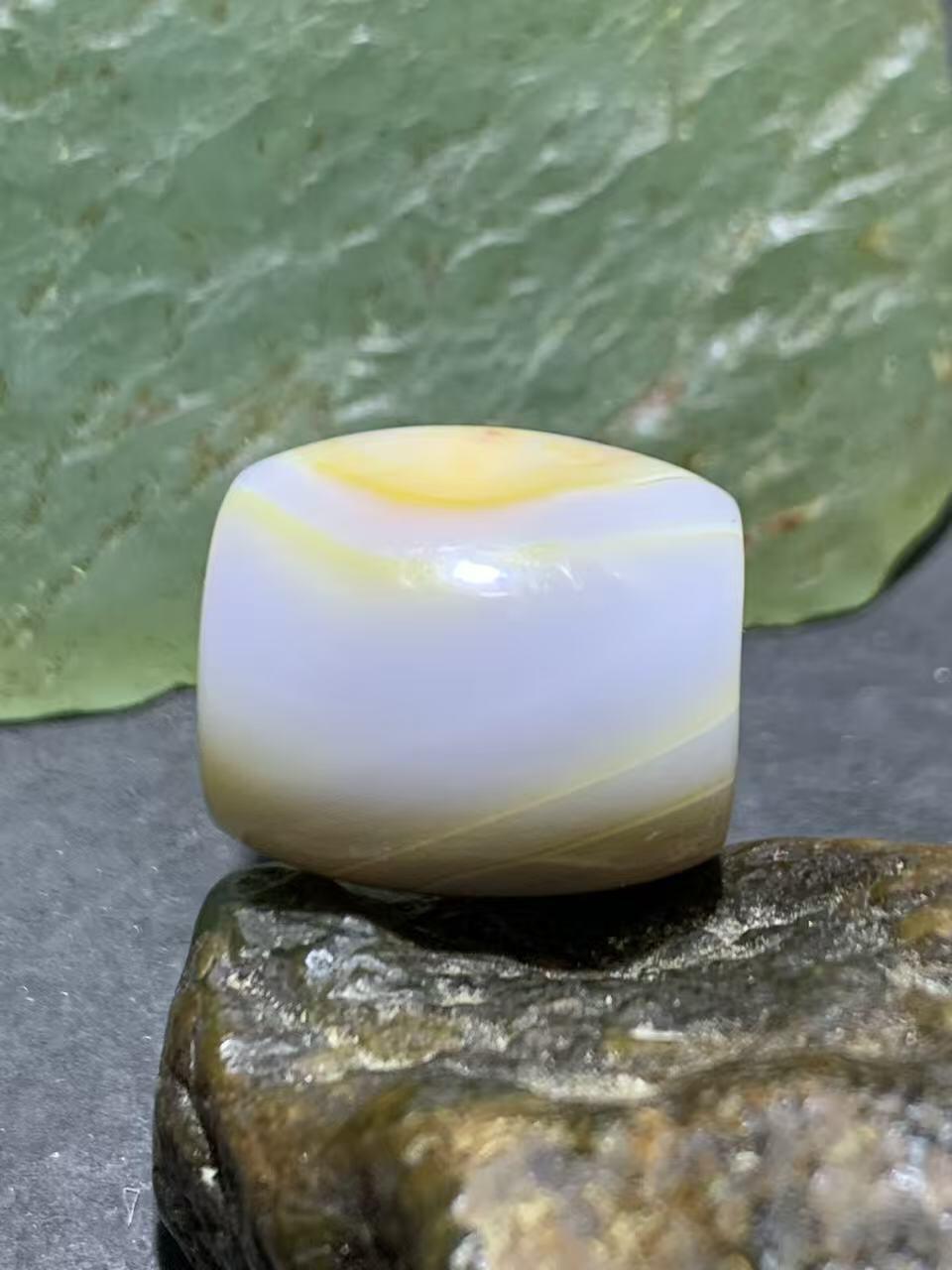 通货高玉化缠丝玛瑙佛头三通一套。