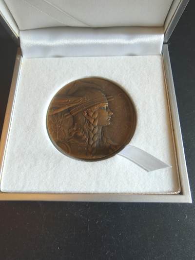 老王徽章第150期 - 法国1937年学徒展览会大铜章    带盒子    名家皮列作品    直径41mm   重量32.4g