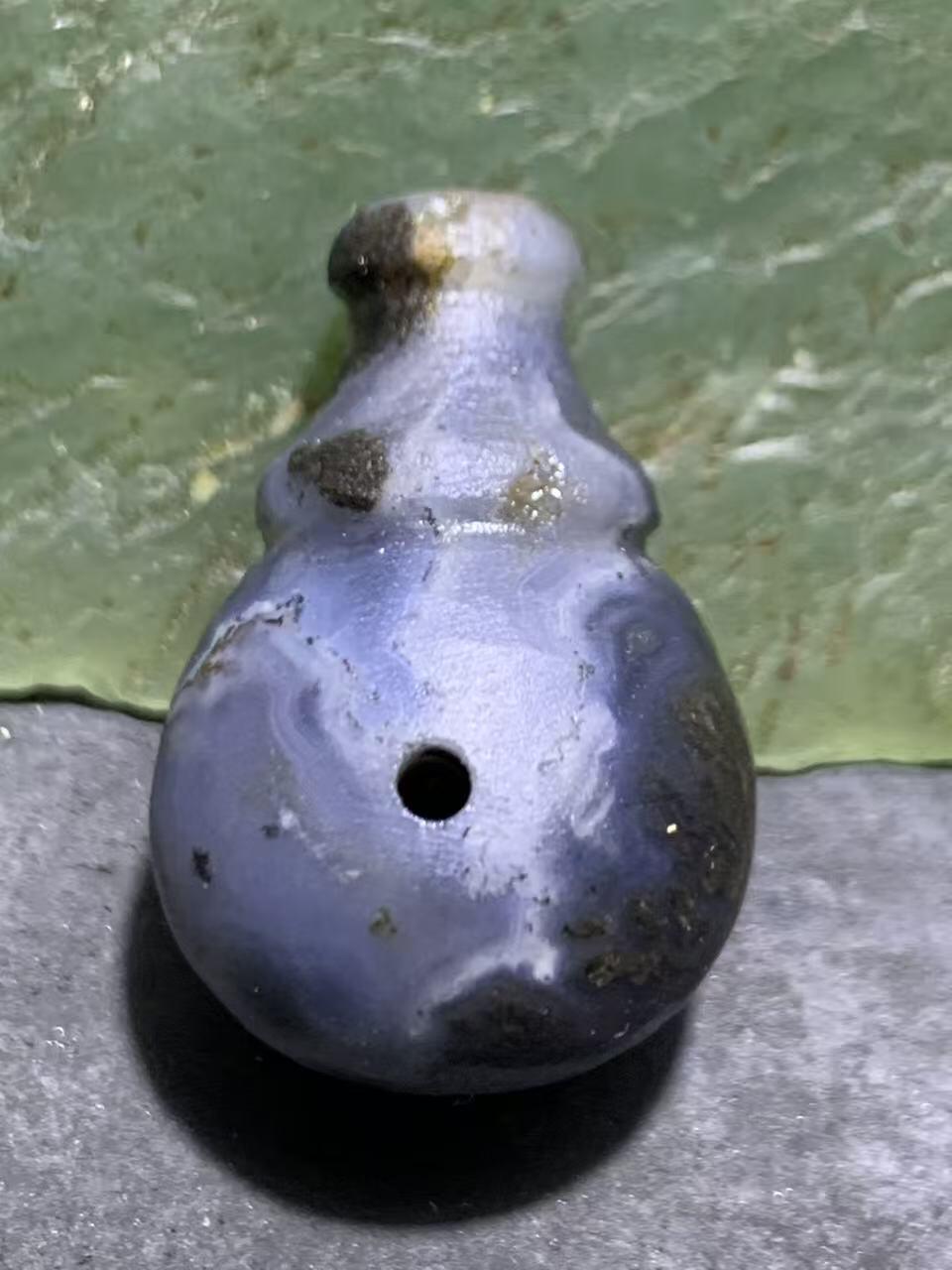 精美罕见亚光蓝白玉髓九眼页岩一体佛头三通一颗