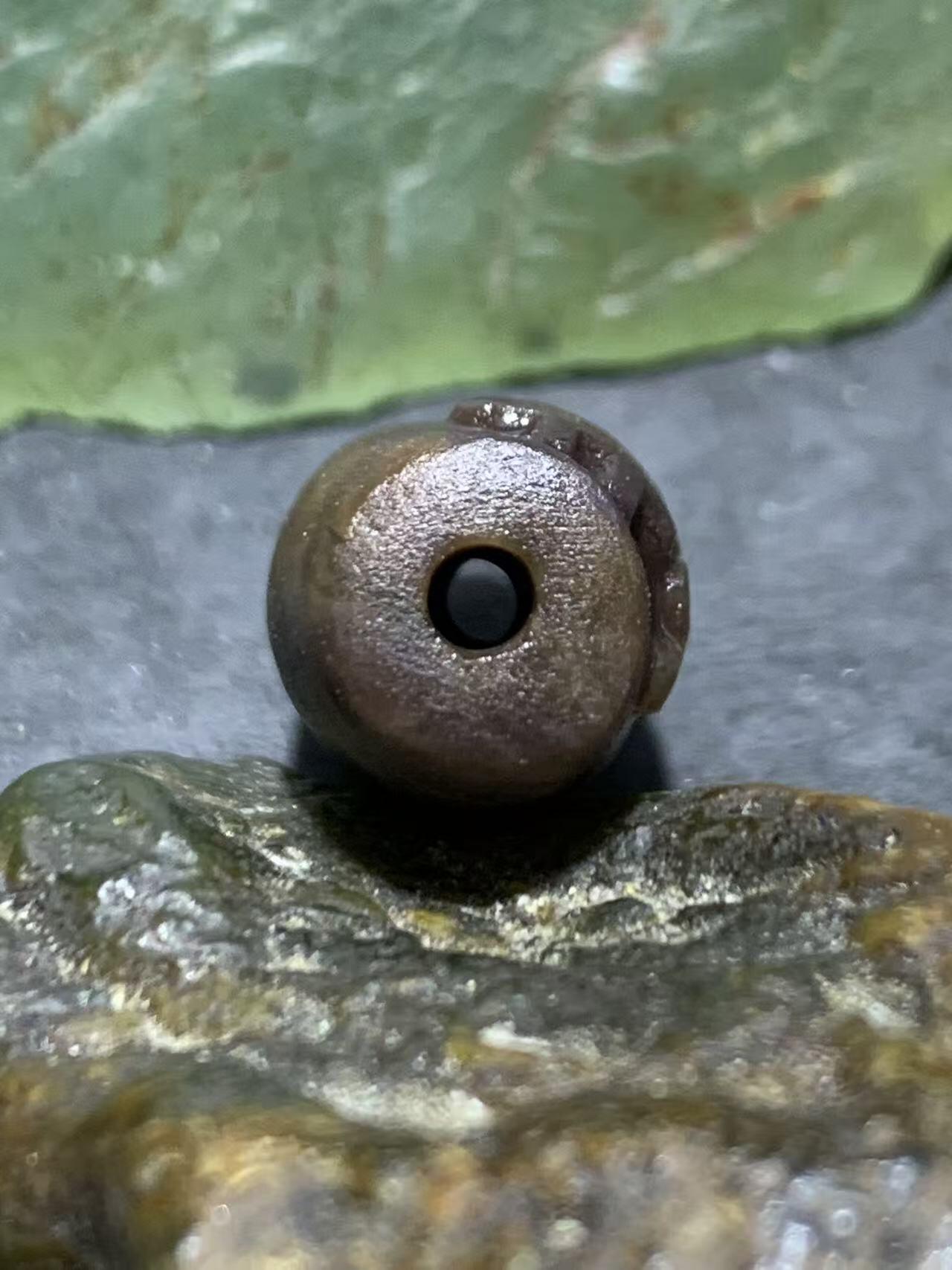 精美亚光战国红玛瑙手工雕刻佛字随形桶珠一个，