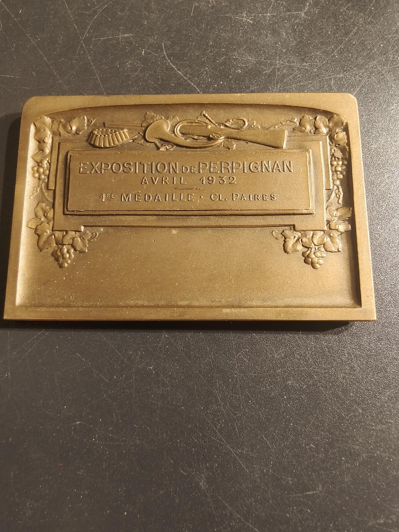 老王徽章第150期 法国朗格多克犬类协会展览方形大铜章    尺寸59×40mm   重量63.6g    1932年    带盒子