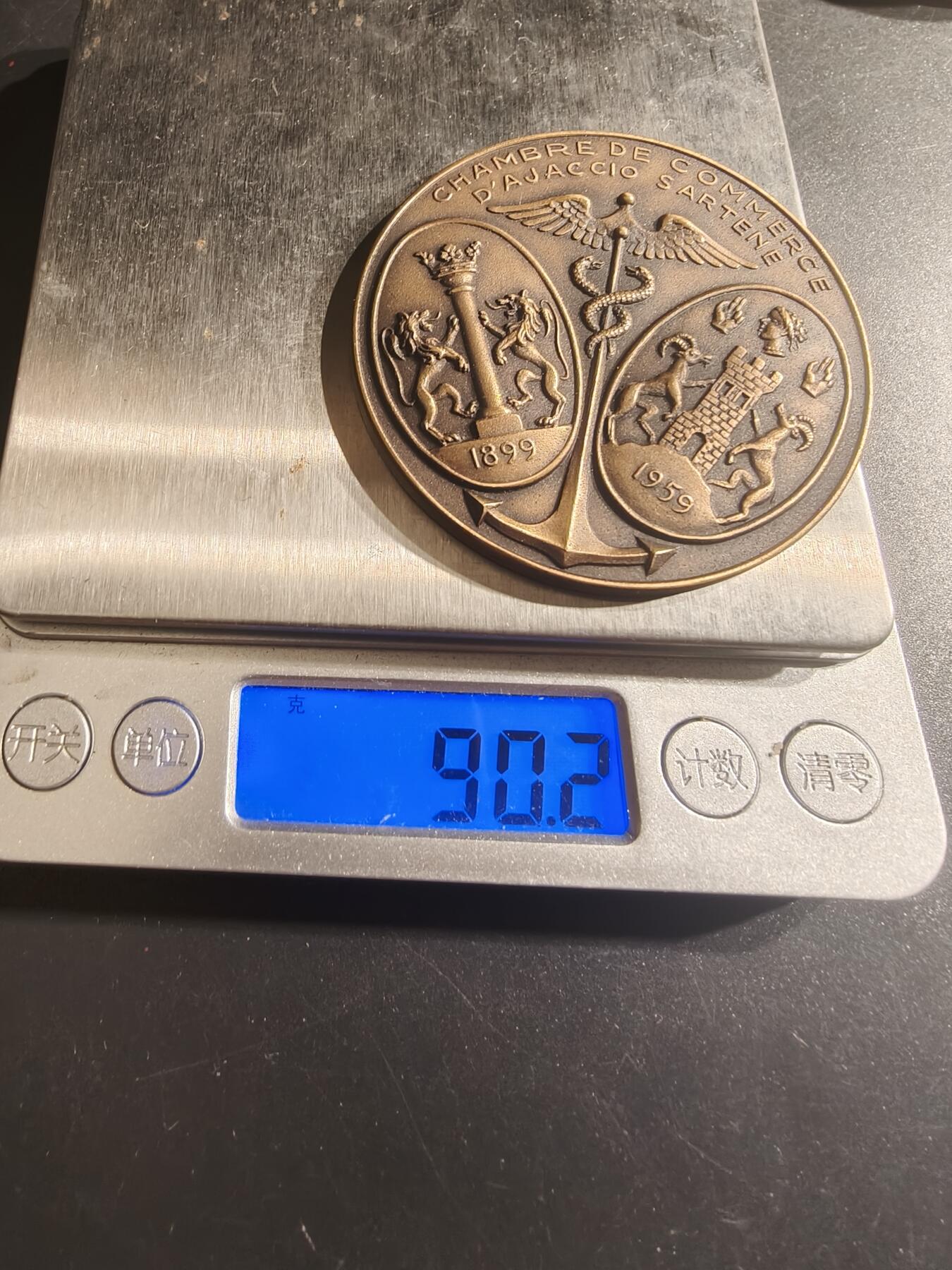 老王徽章第150期 法国阿雅克肖-萨尔泰讷商会庆祝1959年领事馆大楼落成典礼大铜章     直径59mm    重量90.2g