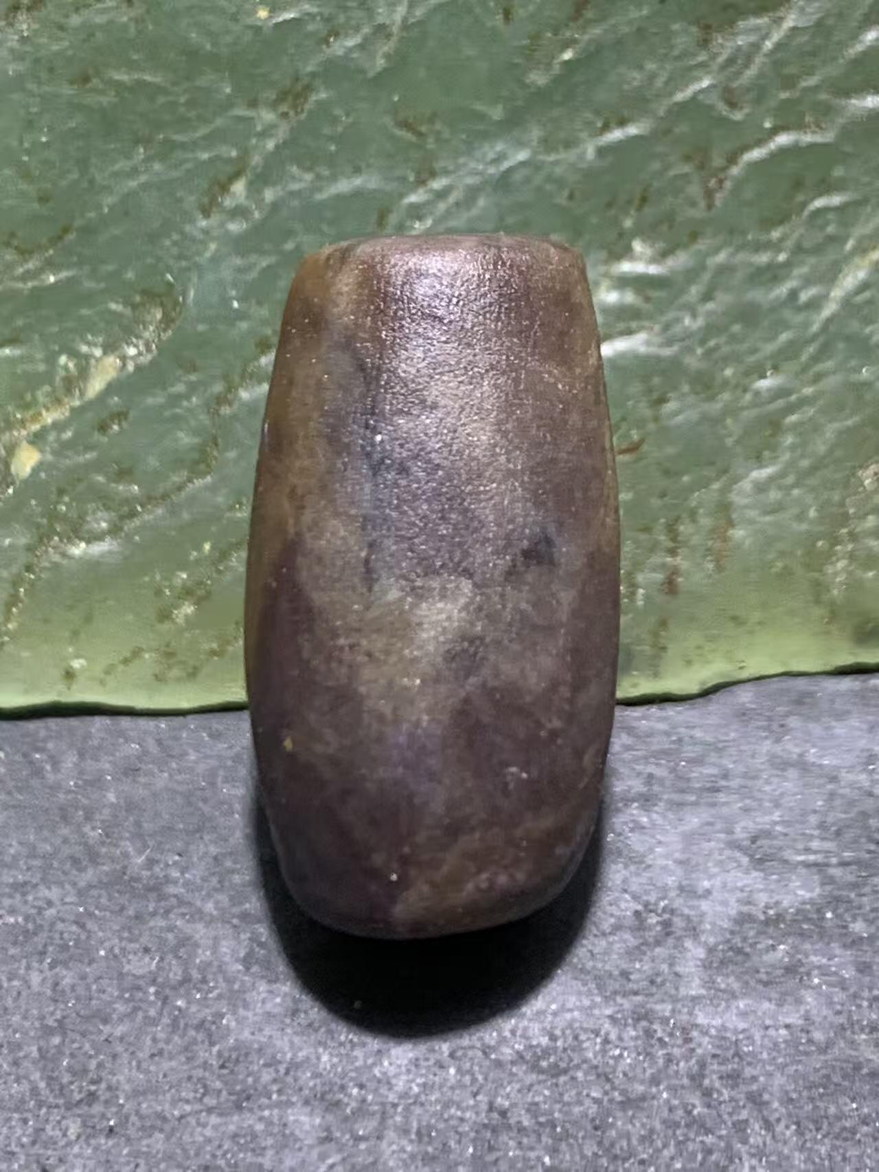 精美亚光战国红玛瑙手工雕刻佛字随形桶珠一个，
