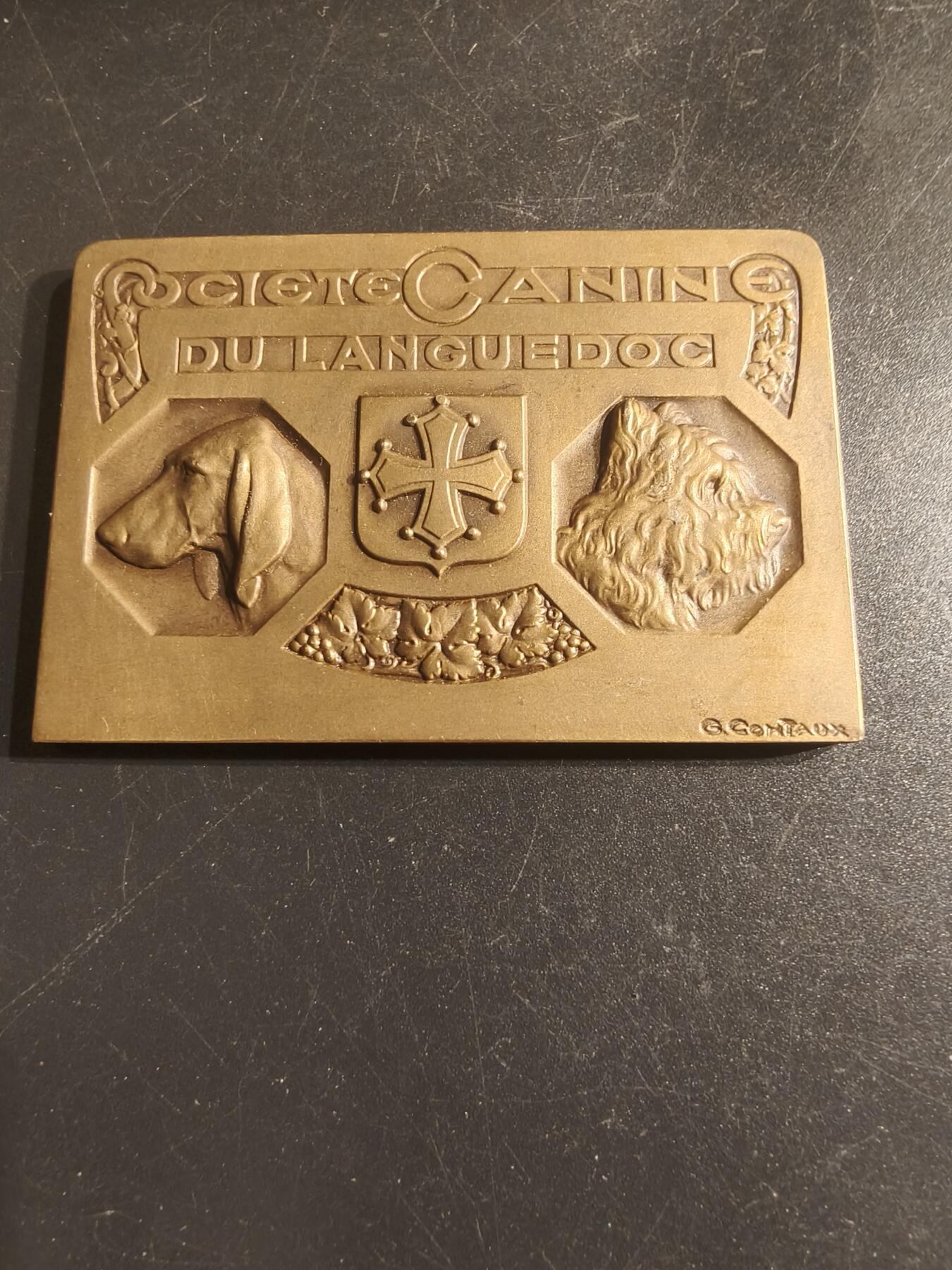 老王徽章第150期 法国朗格多克犬类协会展览方形大铜章    尺寸59×40mm   重量63.6g    1931年