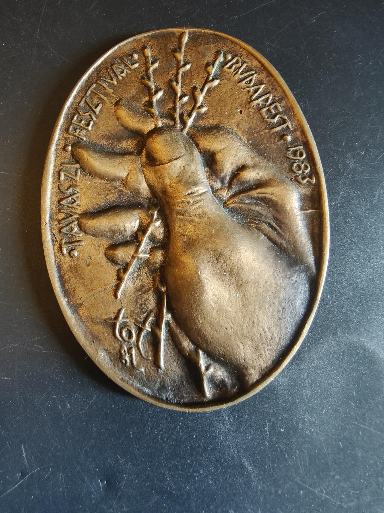 老王徽章第150期 匈牙利布达佩斯1983年春季艺术节大铜章       尺寸10.5×8cm     重量165.1g