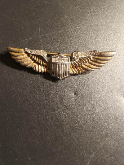 老王徽章第150期 - 美国二战陆军航空兵飞行员技能章   925银镀金镶嵌水钻    2英寸    军官高级定制版   横针版