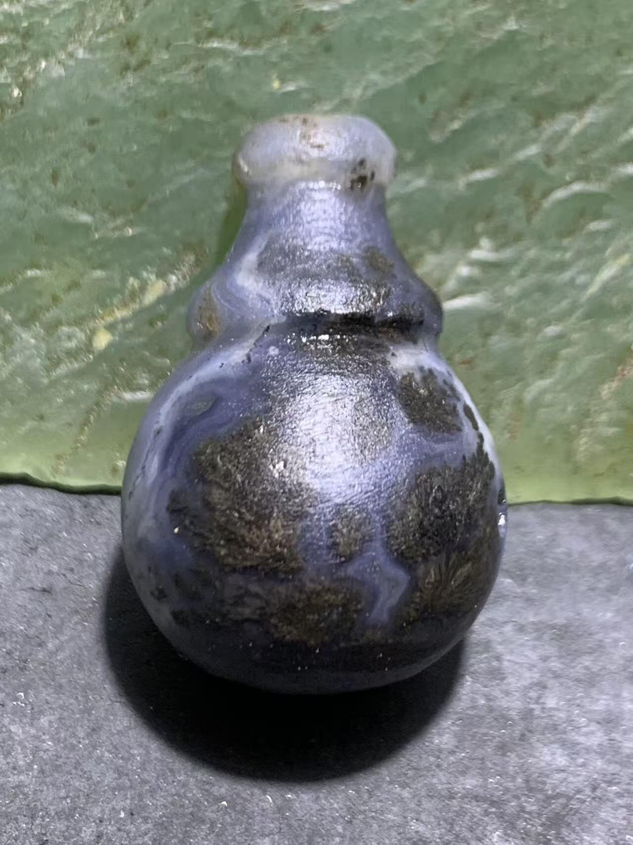 精美罕见亚光蓝白玉髓九眼页岩一体佛头三通一颗