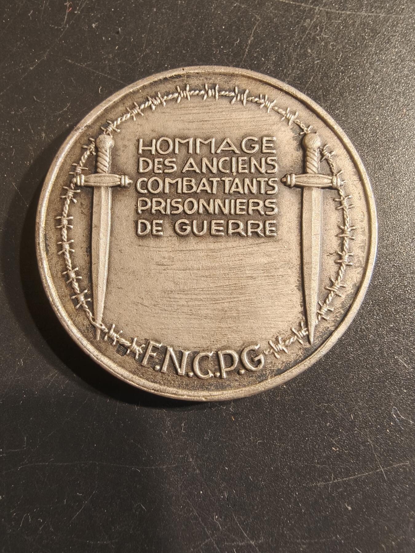 老王徽章第150期 法国老兵协会战俘纪念镀银大铜章    直径41mm   重量31.9g    带盒