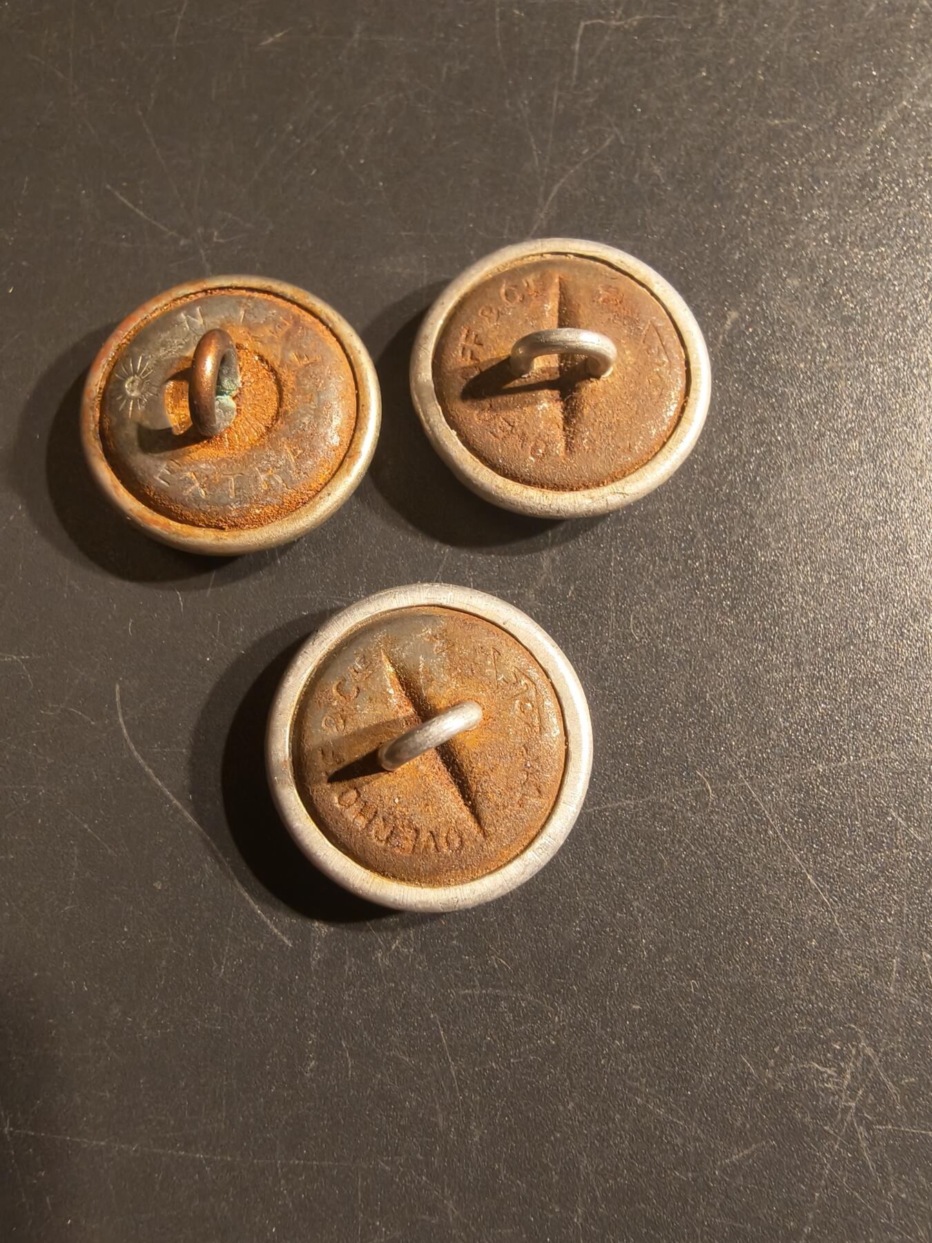 老王徽章第150期 德三警察衣扣一组    3枚    直径21mm