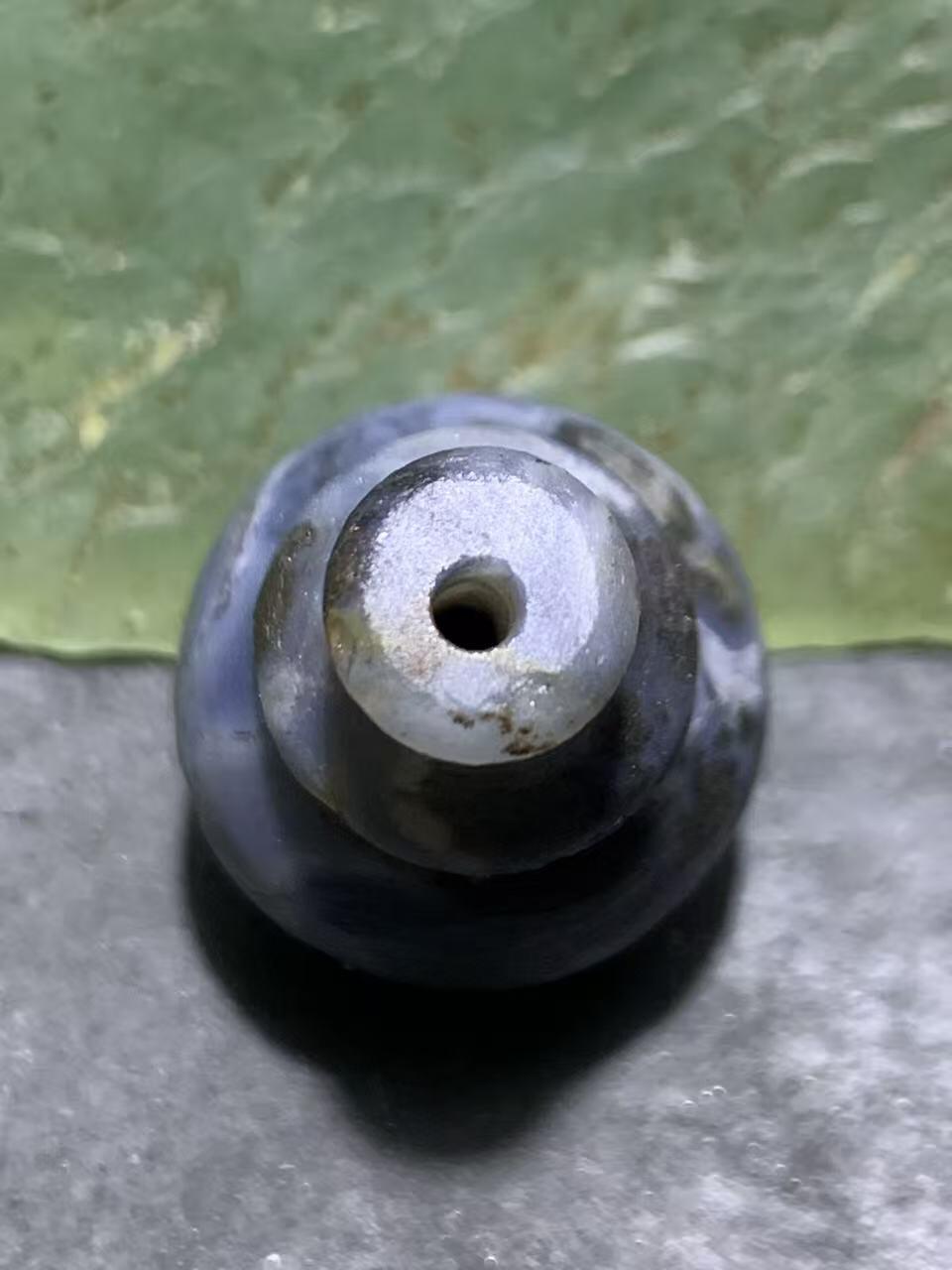 精美罕见亚光蓝白玉髓九眼页岩一体佛头三通一颗