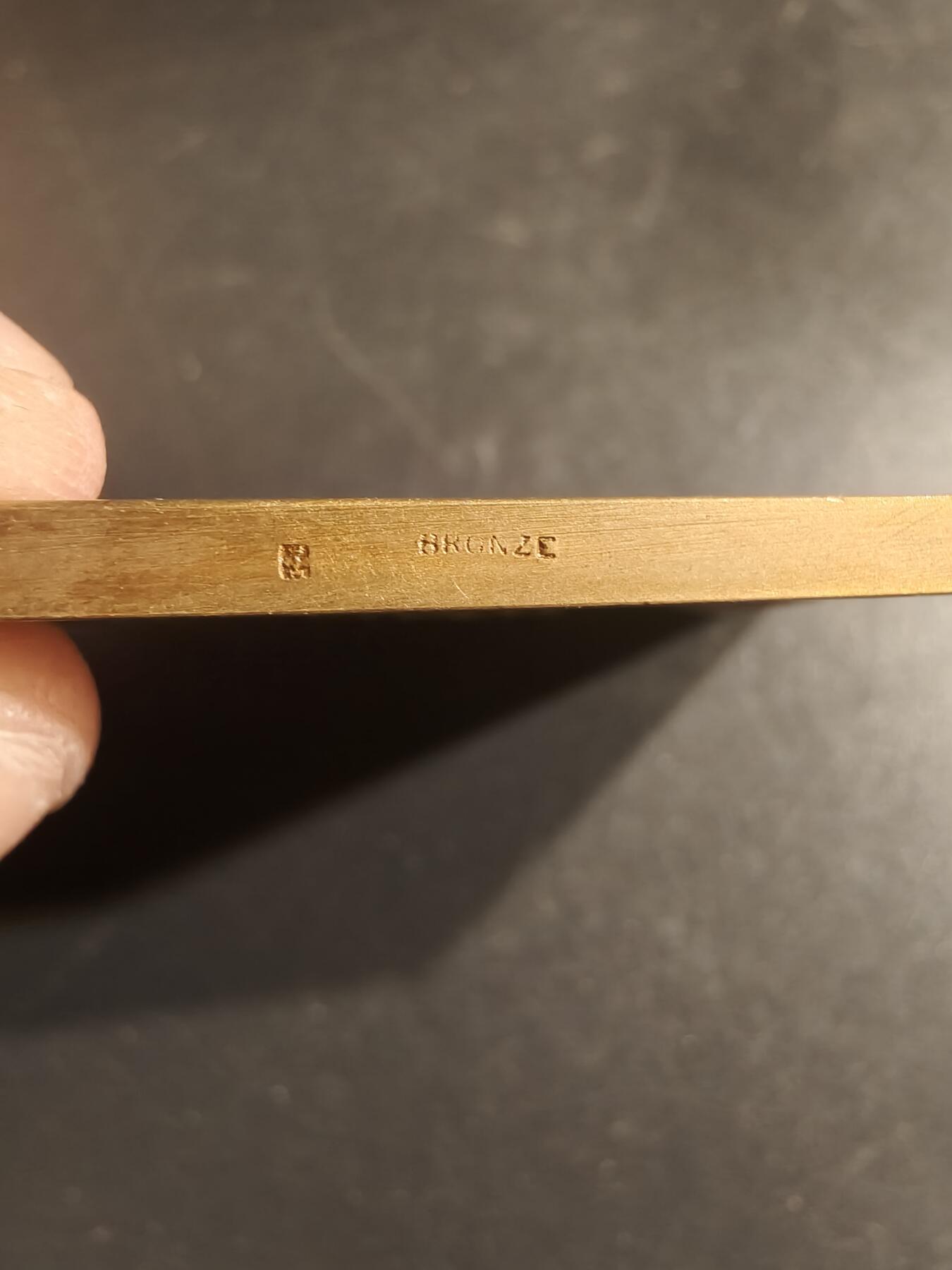 老王徽章第150期 法国朗格多克犬类协会展览方形大铜章    尺寸59×40mm   重量63.6g    1931年