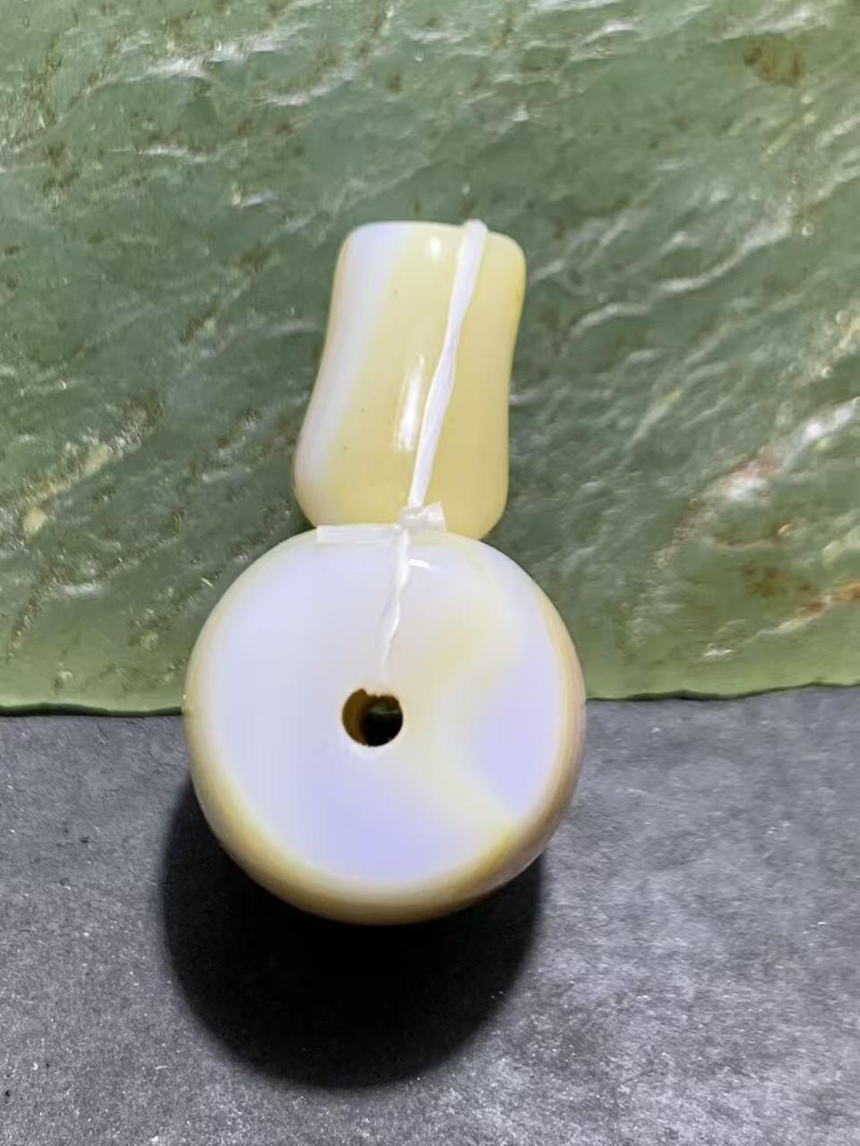 通货高玉化缠丝玛瑙佛头三通一套。