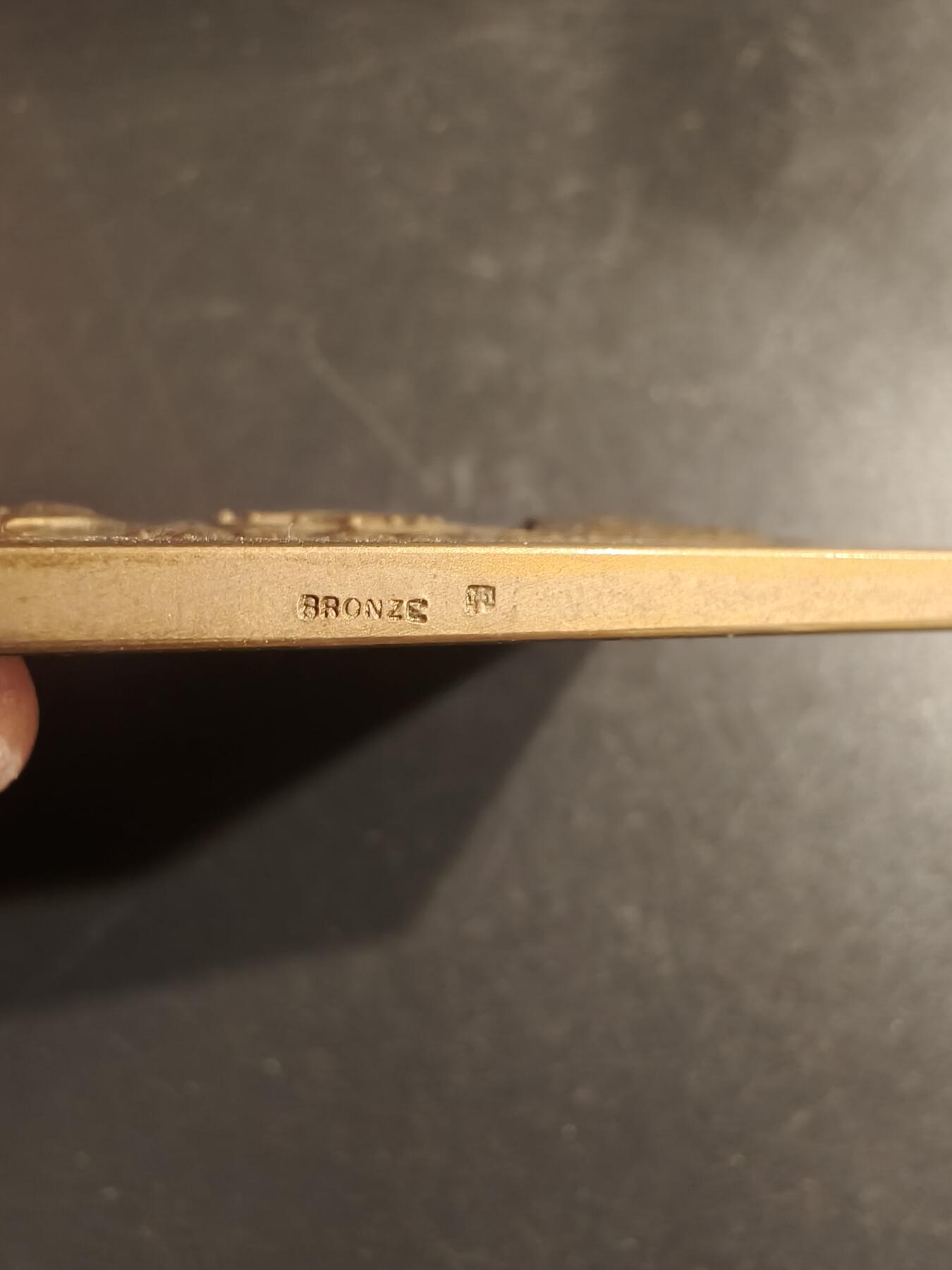 老王徽章第150期 法国朗格多克犬类协会展览方形大铜章    尺寸59×40mm   重量63.6g    1932年    带盒子