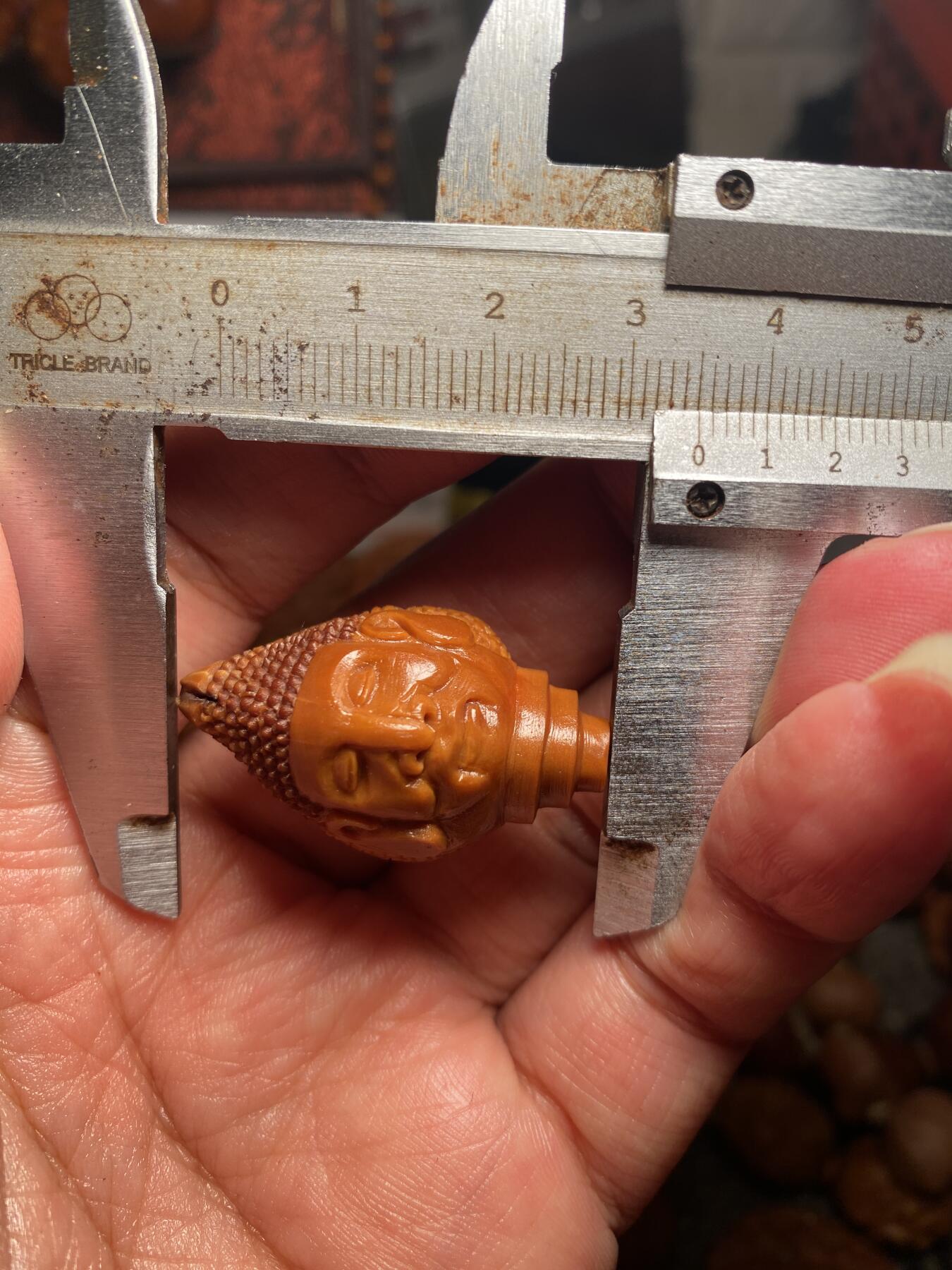 苏工核雕手作与你有缘 福利苏工核雕，纯手工雕刻，铁核龙佛头三通，个性十足，等待有缘人，市场无同款，尺寸2。1x3.5喜欢的来