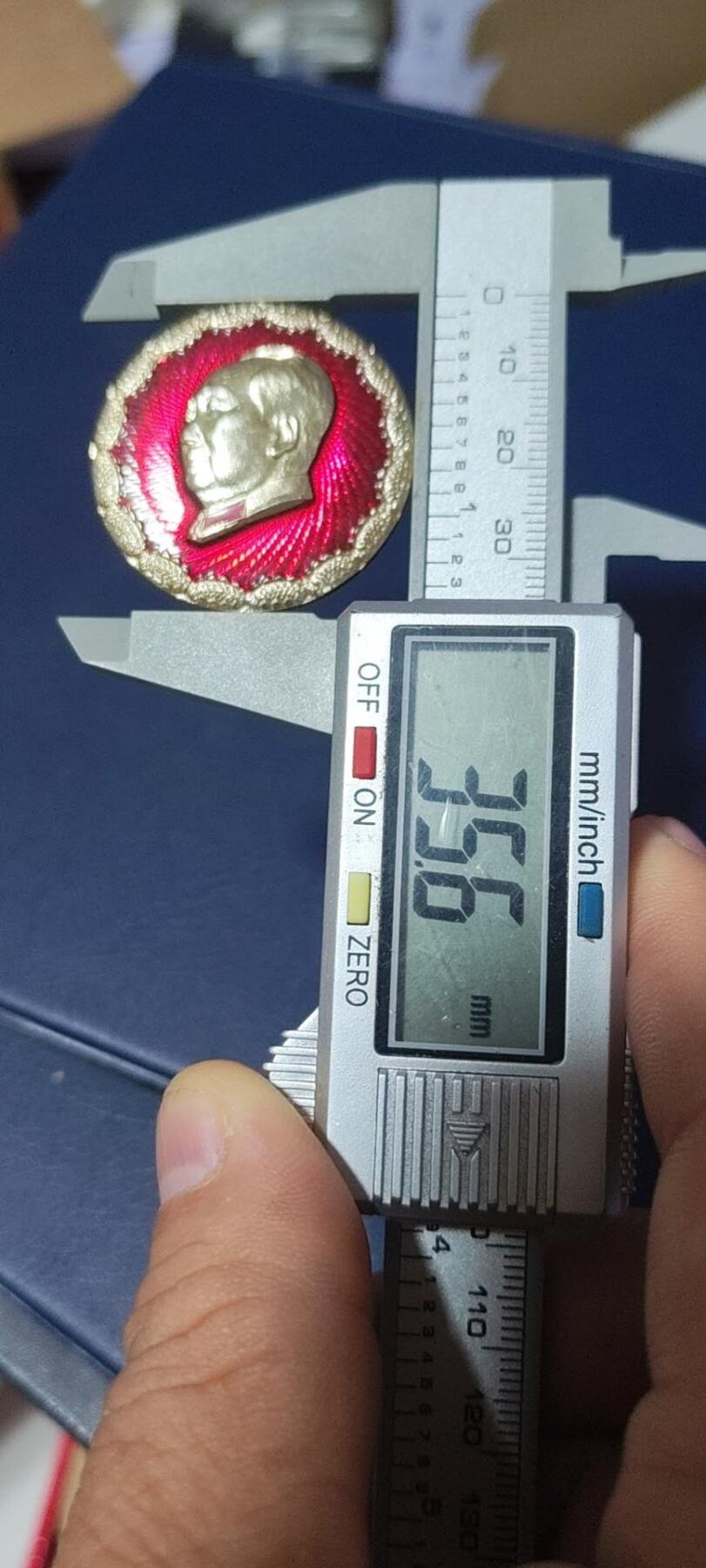毛主席像章拍场，都是部队题材章