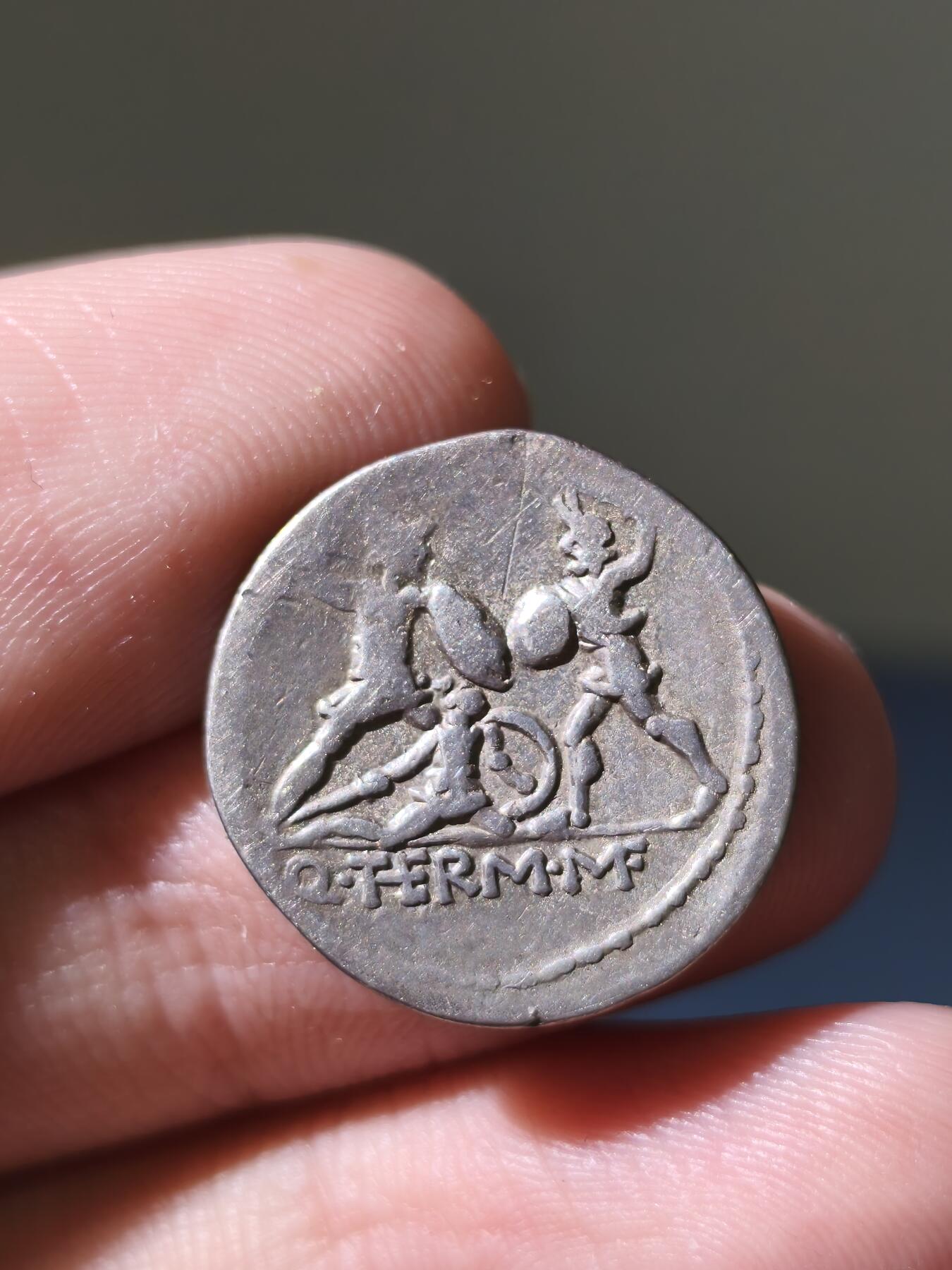 星盘世界钱币九月二十七日古典币精品专场 精品！罗马共和国少见题材战神马尔斯第纳尔银币，背面为罗马士兵向右前进，左手拿着盾牌，右手举起剑保护倒下的战友，与向左前进的蛮族战士战斗，左臂拿着盾牌，右手挥舞着剑。铸造时间为103BC,昆图斯·米努西乌斯·泰尔慕斯，3.7g，20mm彩色包浆非常漂亮