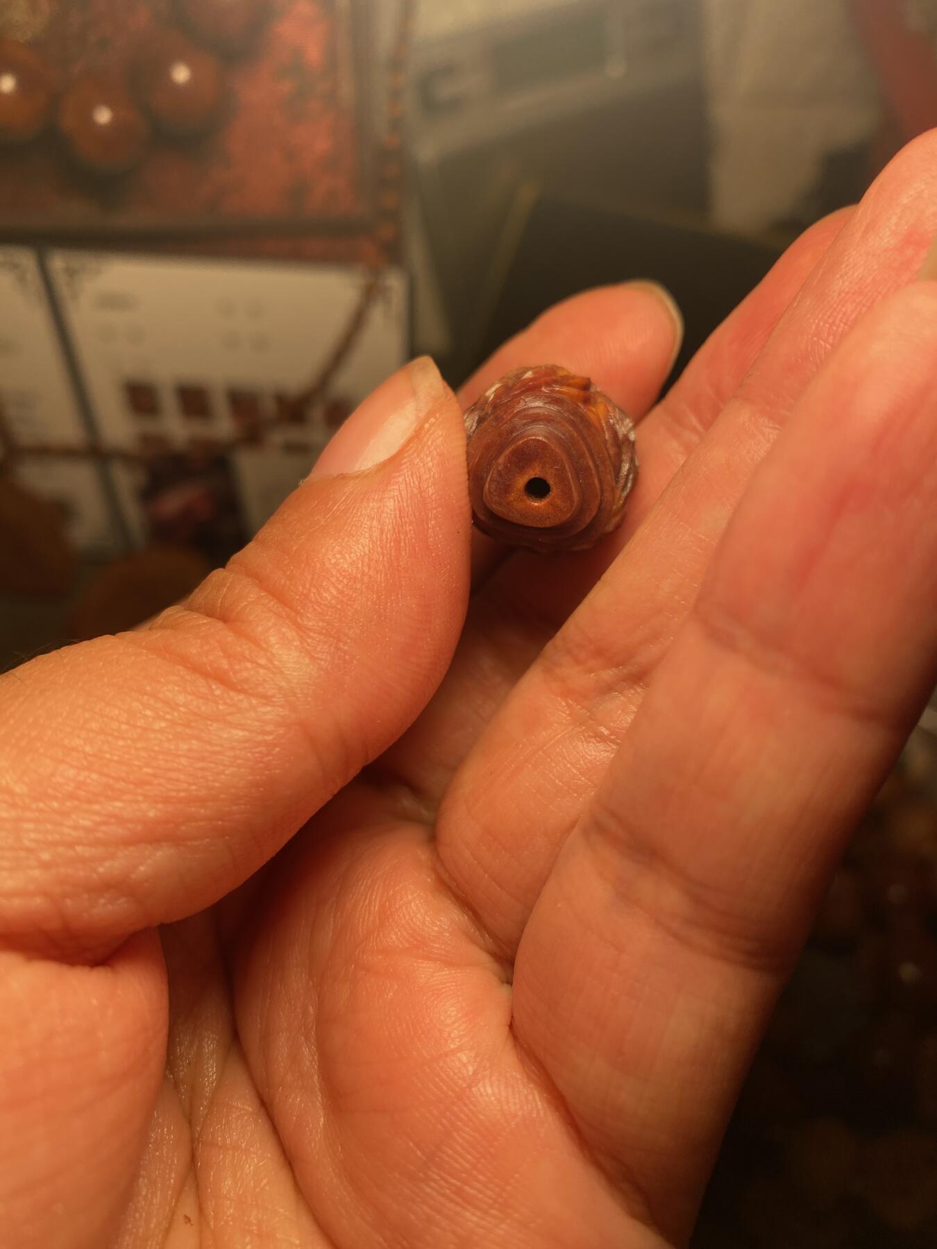 苏工核雕手作与你有缘 福利苏工核雕，纯手工雕刻，天然紫核金蟾三通，个性十足，等待有缘人，市场无同款，尺寸1。68x2.7喜欢的来