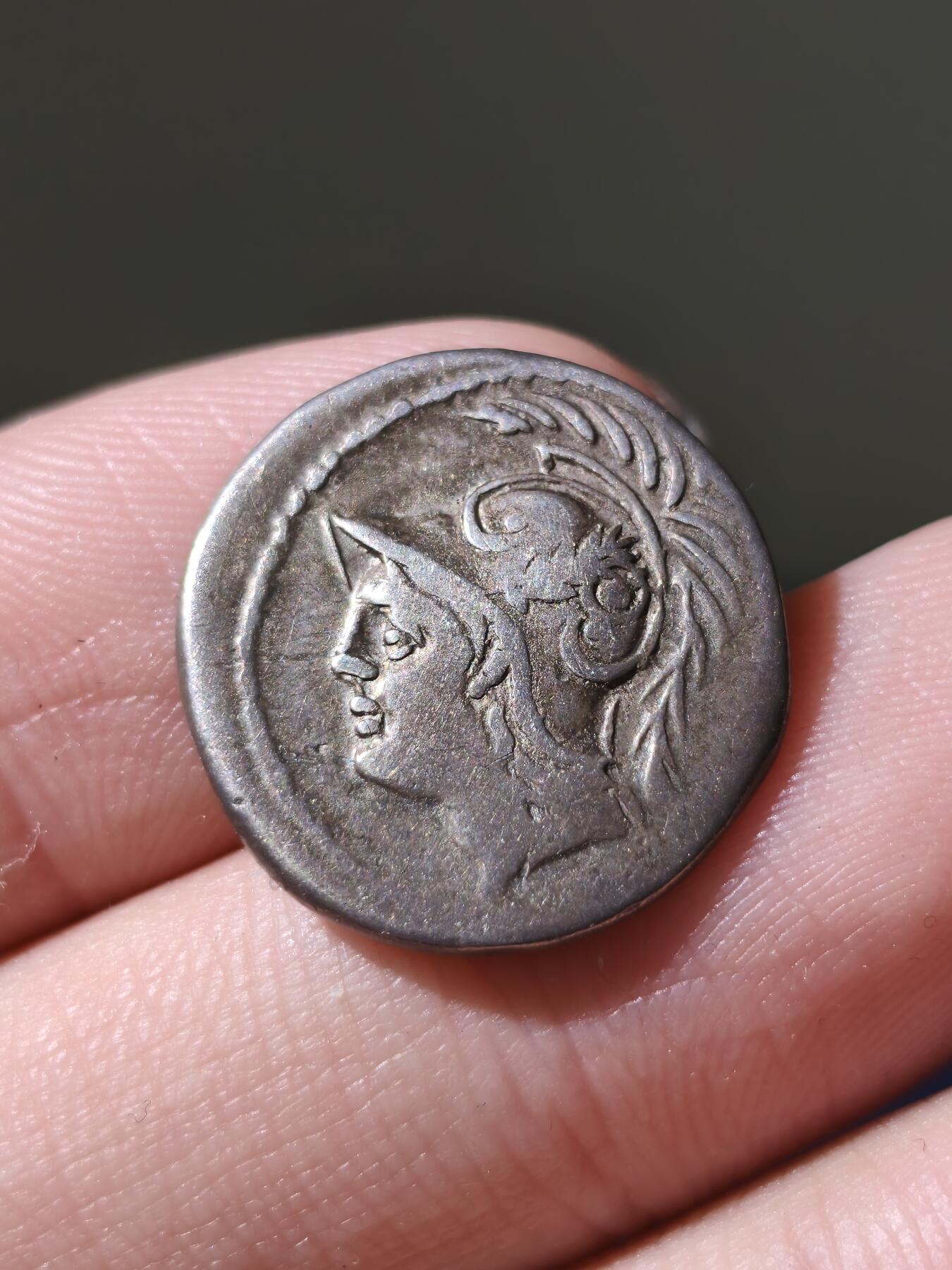 星盘世界钱币九月二十七日古典币精品专场 精品！罗马共和国少见题材战神马尔斯第纳尔银币，背面为罗马士兵向右前进，左手拿着盾牌，右手举起剑保护倒下的战友，与向左前进的蛮族战士战斗，左臂拿着盾牌，右手挥舞着剑。铸造时间为103BC,昆图斯·米努西乌斯·泰尔慕斯，3.7g，20mm彩色包浆非常漂亮