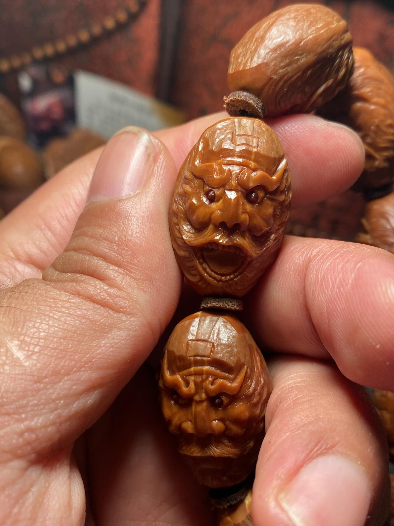 苏工核雕手作与你有缘 苏工核雕纯手工，15年老苏工全刀工钟馗百态，老树老桩，尺寸2。0x2.9市场少见，喜欢的来价不贵