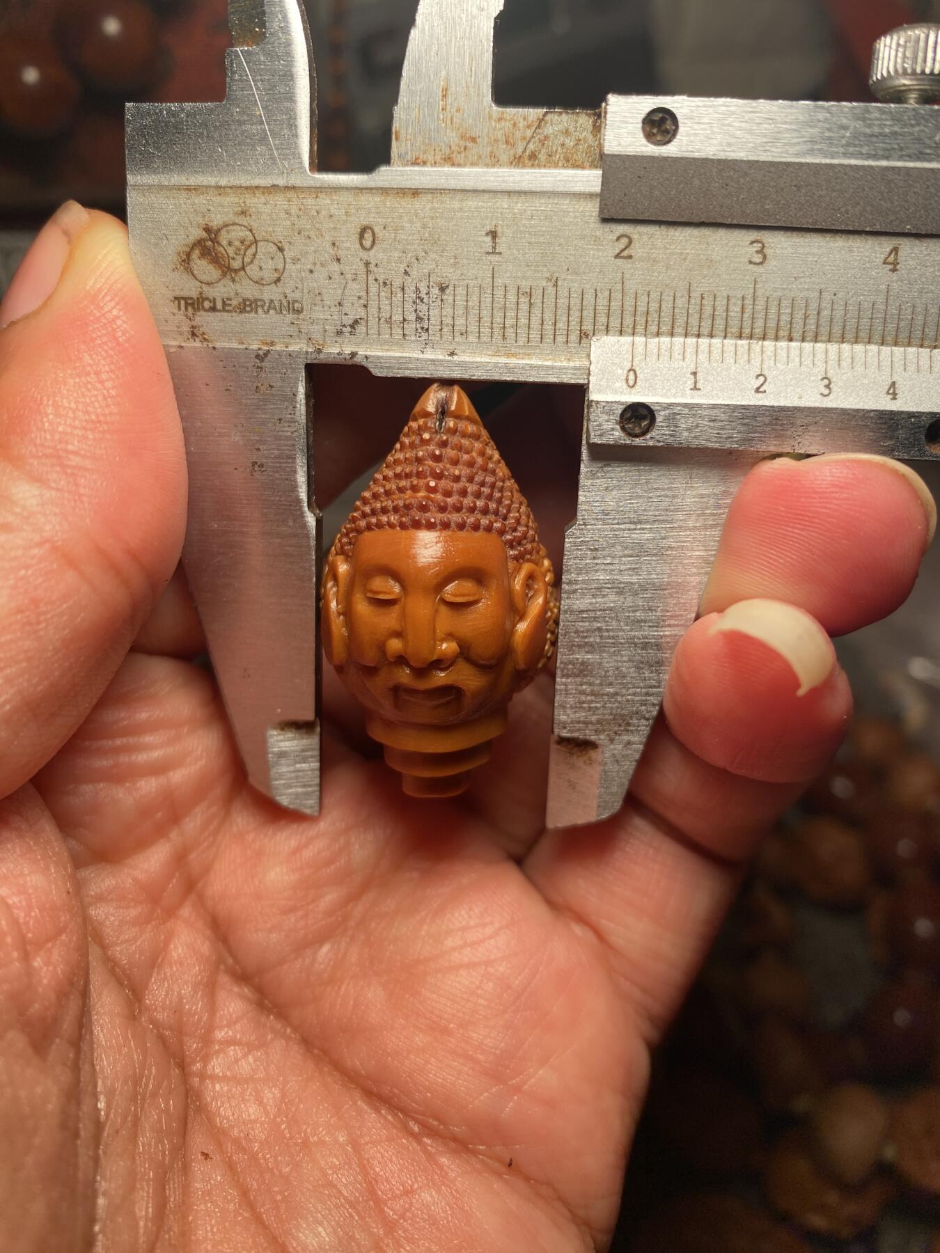 苏工核雕手作与你有缘 福利苏工核雕，纯手工雕刻，铁核龙佛头三通，个性十足，等待有缘人，市场无同款，尺寸2。1x3.5喜欢的来