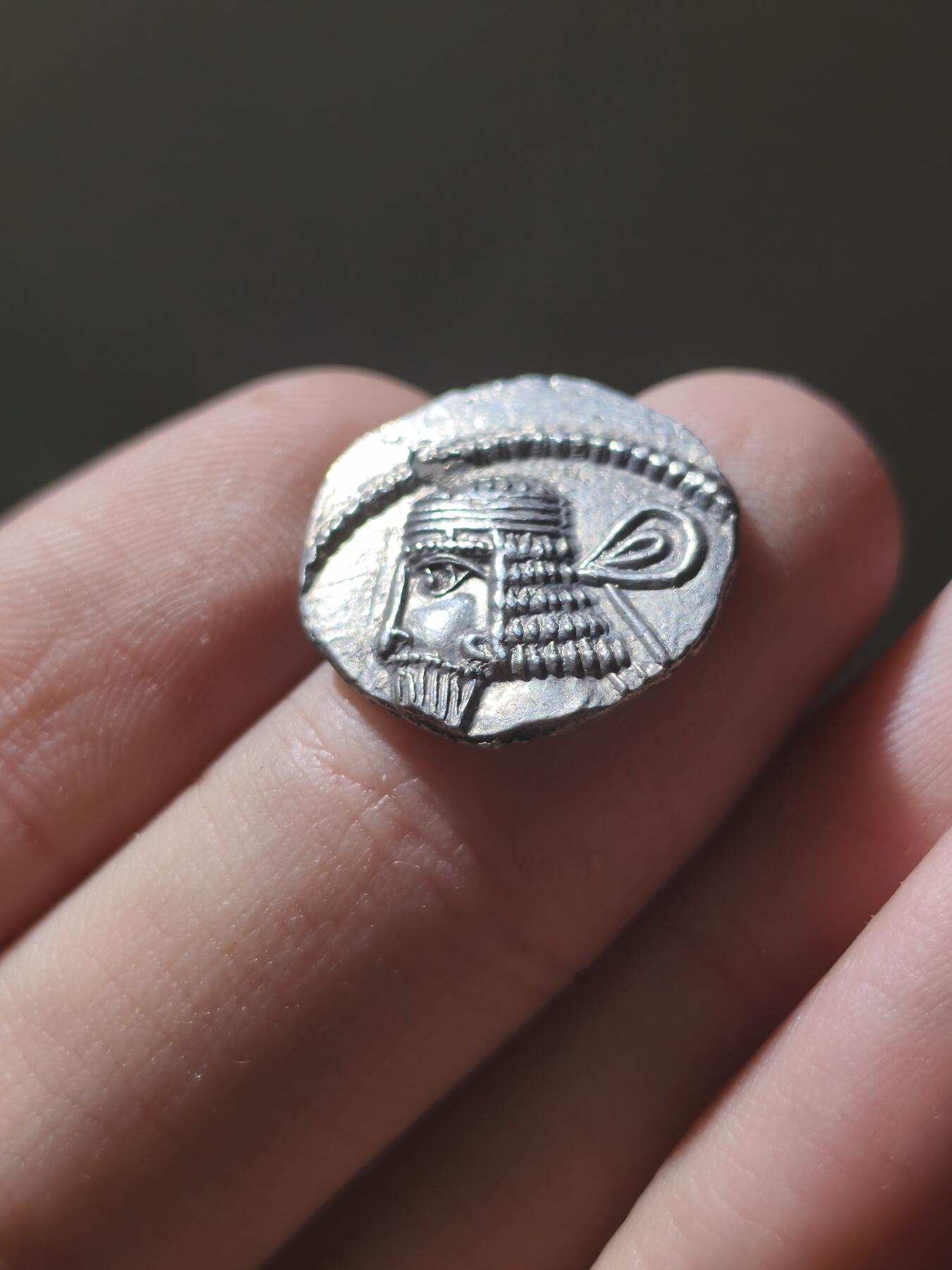 星盘世界钱币九月二十七日古典币精品专场 极品！帕提亚帝国沃洛加西斯一世，一德拉克玛，公元51-78年，正面为沃洛吉斯一世头戴王冠、身着披风的半身像，面向左侧，背面为- 希腊铭文：ΒΑΣΙΛΕΩΣ ΒΑΣΙΛΕΩΝ ΑΡΣΑΚΟY EYEPΓETOY ΔΙΚΑΙΟY ΕΠΙΦΑΝΟYΣ ΦΙΛΕΛΛΗXΟΣ（阿萨息斯王朝王中之王、施恩者、公正者、显赫者、亲希腊者)埃克巴坦那造币厂，罕见，极美