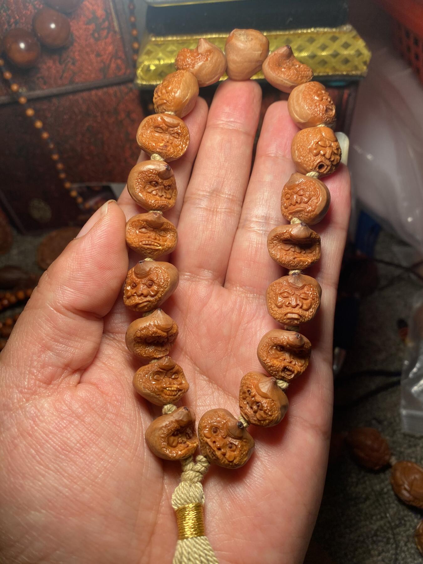 苏工核雕手作与你有缘 苏工核雕，纯手工异型怪脸百态达摩，孤品，铁核个性好玩，漂亮，喜欢的来价不贵，尺寸1。7x1.5左右