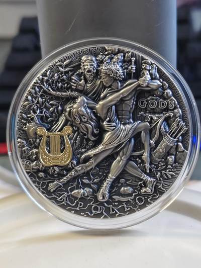 第175期拍卖【长期征集拍品】 - 2020年纽埃发行众神系列爱乐之神太阳之子阿波罗2盎司高浮雕仿古镀金银币盒证齐全,999银，发行量500枚