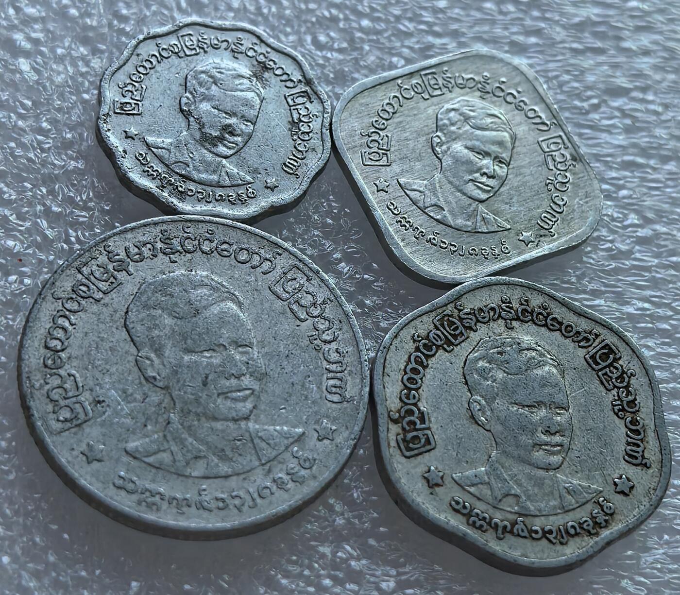 外国优质老铜币纪念币银币，周六九点倒数截拍，可寄存半年满百包邮，周日发货,，喜欢朋友微信扫描二维码可直接参拍 预展，待描述标题