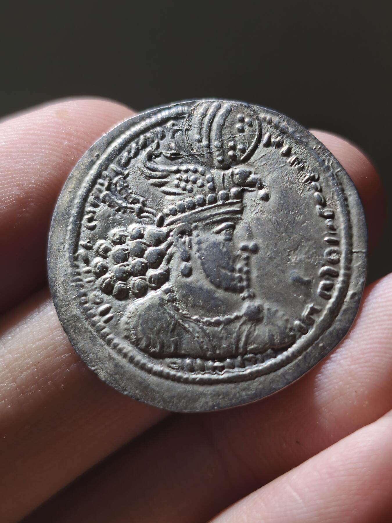 星盘世界钱币九月二十七日古典币精品专场 重器！超级稀少！波斯萨珊帝国霍米兹德二世德拉克马银币（303-309 ） 正面：霍尔米兹德二世戴王权头带的右侧胸像，头戴鹰冠，冠顶有“科林博斯”装饰。 背面：带绶带的火坛，坛顶有阿胡拉·马兹达的面右像；火坛两侧各有一名向内站立的祭司，双手举剑；左侧侍者戴鹰冠，右侧侍者戴城垛冠，此品品相精美，铭文清晰，少见的萨珊王朝早期银币，国内难得一见，非常稀少