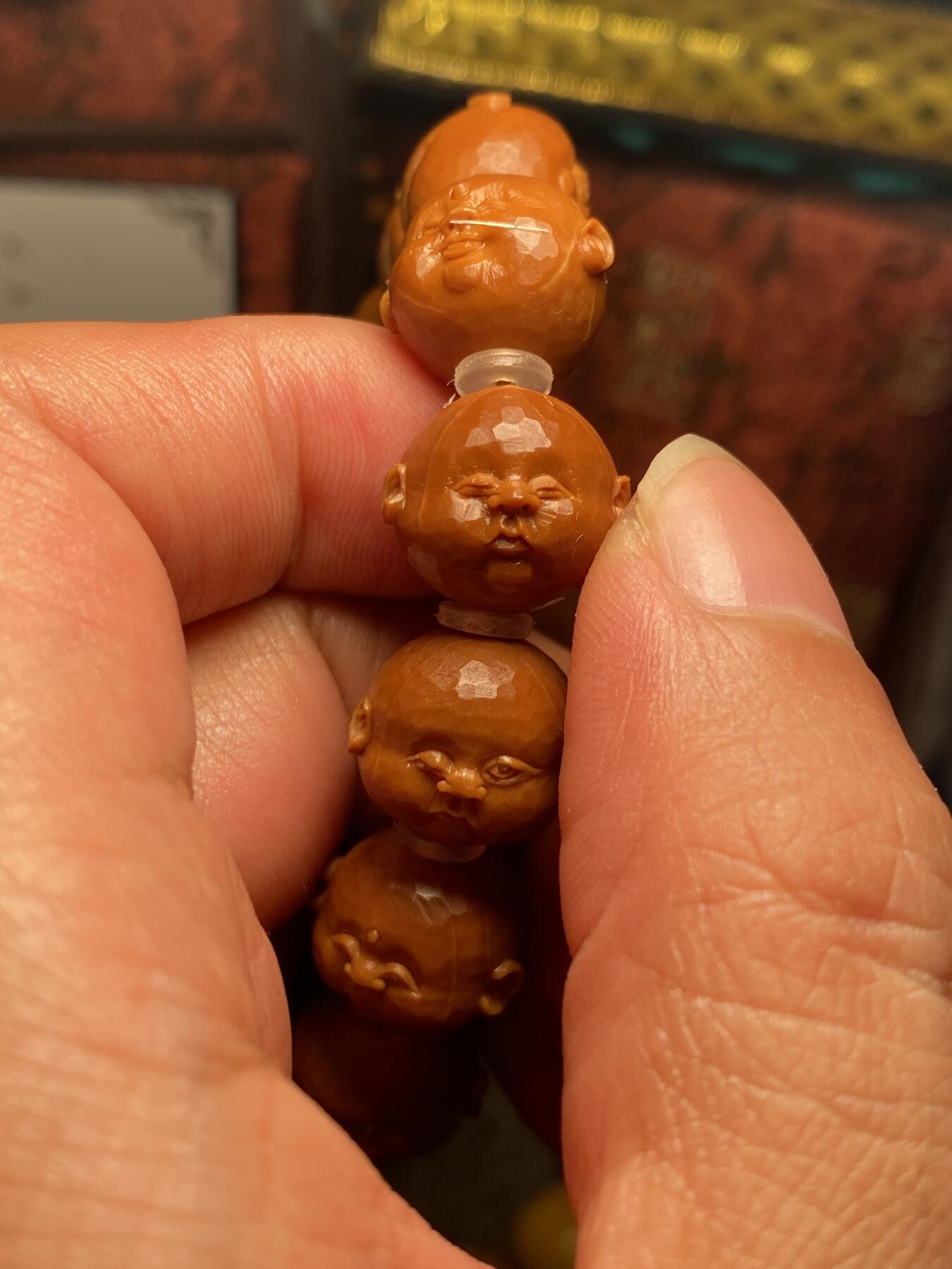 苏工核雕手作与你有缘 苏工核雕纯手工雕刻，铁核钻面刀痕人生百态，短圆，原桩，个性饱满，尺寸1.6x1.45好玩又立体，喜欢的来