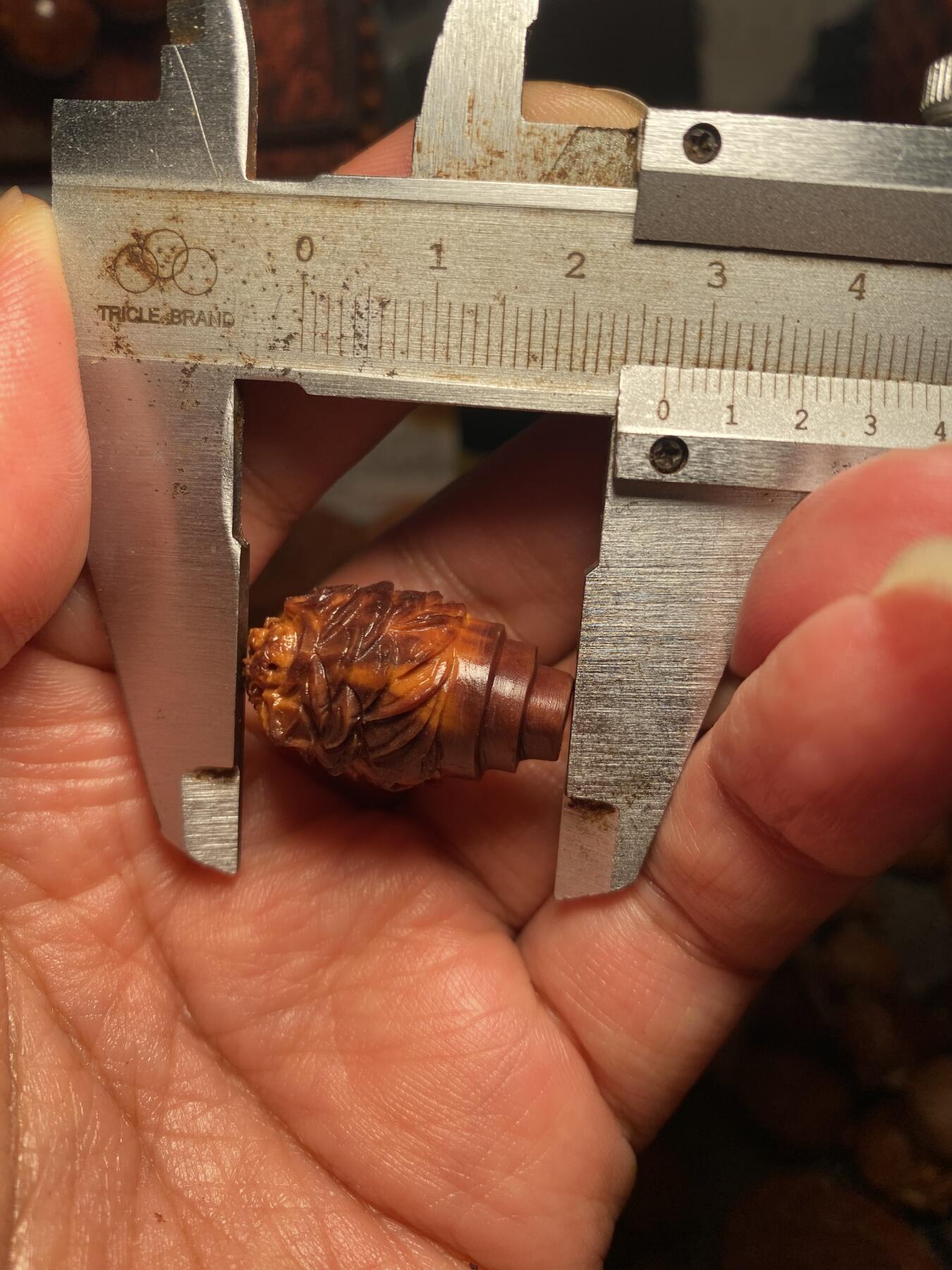 苏工核雕手作与你有缘 福利苏工核雕，纯手工雕刻，天然紫核金蟾三通，个性十足，等待有缘人，市场无同款，尺寸1。68x2.7喜欢的来