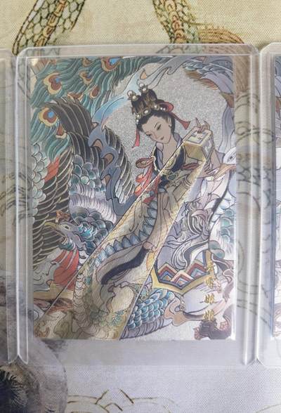 奇趣收藏卡牌拍卖第23场 山河潮玩限定礼盒  心染 绘 三霄娘娘三拼卡 粗闪 全新覆膜卡夹卡膜保护