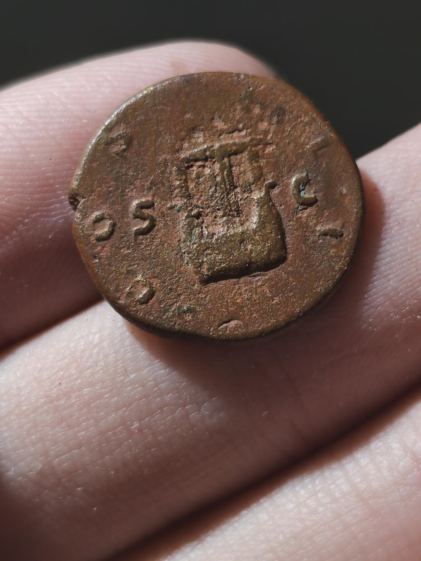 星盘世界钱币九月二十七日古典币精品专场 少见！古罗马帝国 哈德良（公元 117-138）夸德伦（塞米斯？）3.9g铜币 正面为带着桂冠的哈德良头像，背面为希腊传统弦乐器，神话中由赫耳墨斯发明的里拉琴。夸德伦铜币和罗马帝国后期铜币不同，曾被大批熔融重铸较为少见，此品相铭文清晰图案打制完整实属难得。