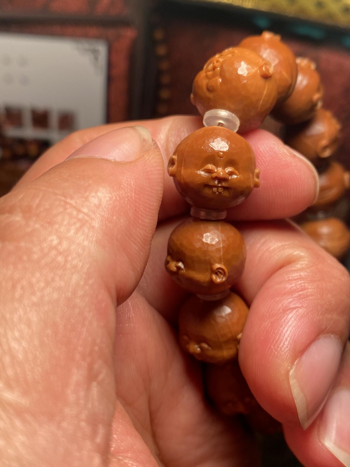 苏工核雕手作与你有缘 苏工核雕纯手工雕刻，铁核钻面刀痕人生百态，短圆，原桩，个性饱满，尺寸1.6x1.45好玩又立体，喜欢的来