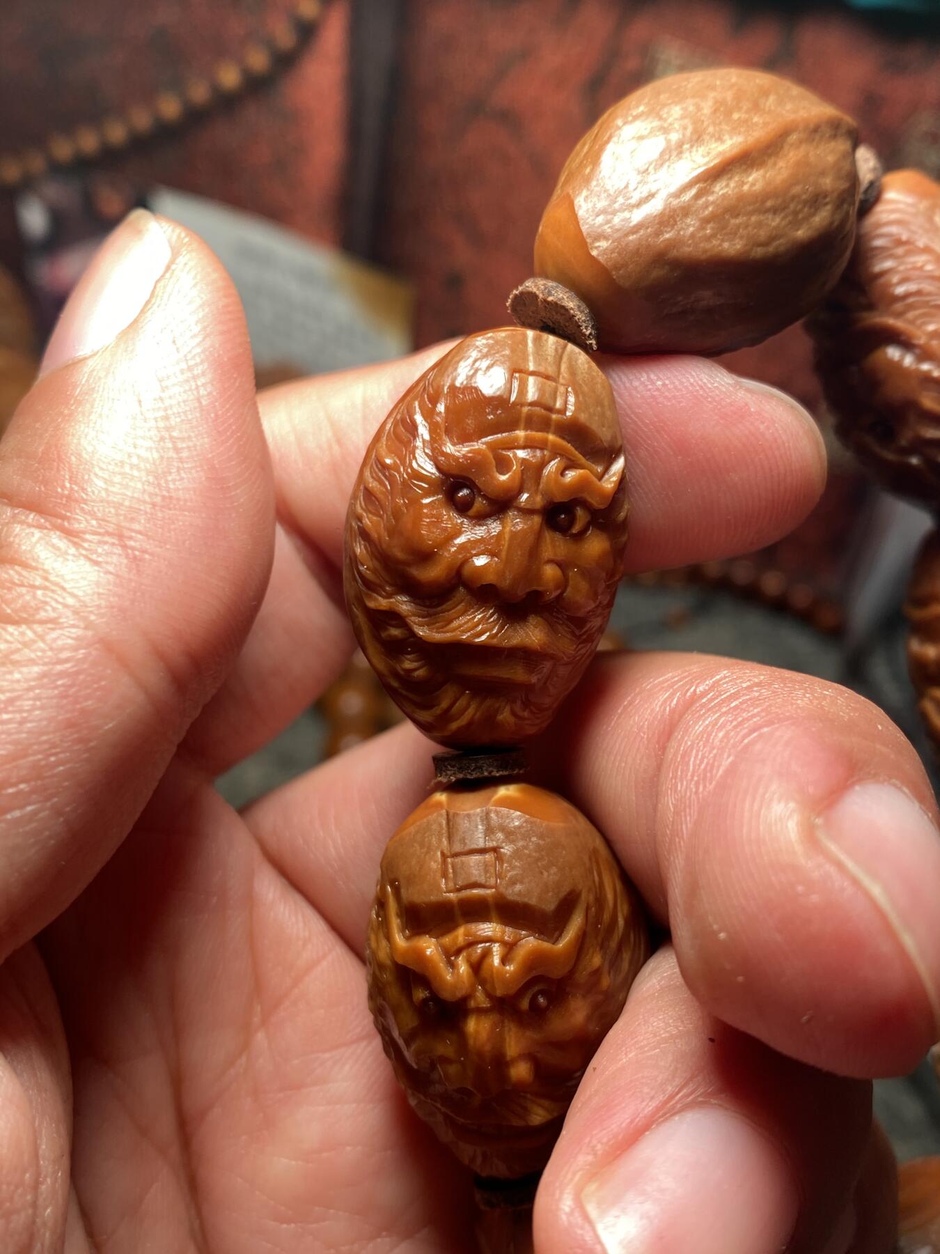苏工核雕手作与你有缘 苏工核雕纯手工，15年老苏工全刀工钟馗百态，老树老桩，尺寸2。0x2.9市场少见，喜欢的来价不贵