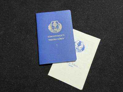 铭记历史！以史为鉴！戎马世界章牌大赏第104期 - 匈牙利人民共和国 工会会员证 Kovács Tibor（机械电气能源工会 EZOGE，含印章与个人资料，1977–1980年代