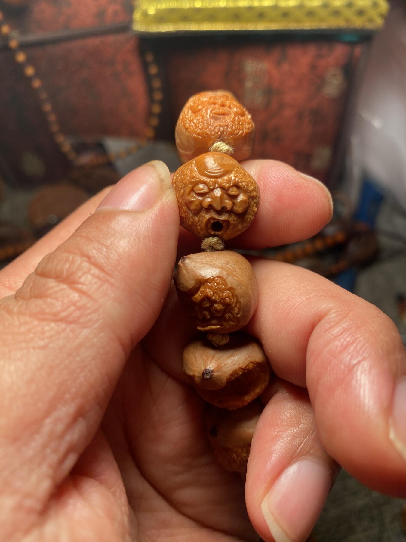 苏工核雕手作与你有缘 苏工核雕，纯手工异型怪脸百态达摩，孤品，铁核个性好玩，漂亮，喜欢的来价不贵，尺寸1。7x1.5左右