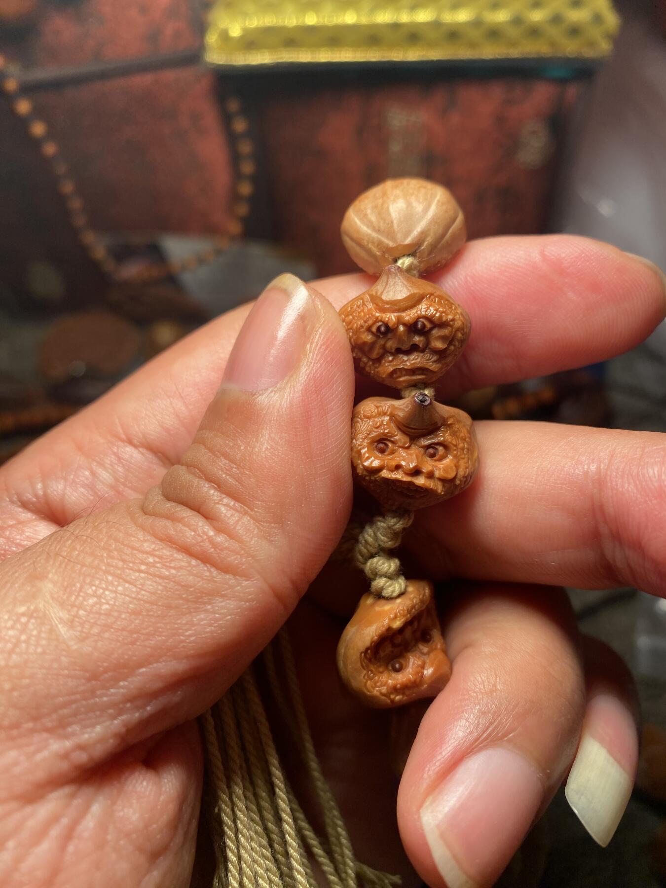 苏工核雕手作与你有缘 苏工核雕，纯手工异型怪脸百态达摩，孤品，铁核个性好玩，漂亮，喜欢的来价不贵，尺寸1。7x1.5左右
