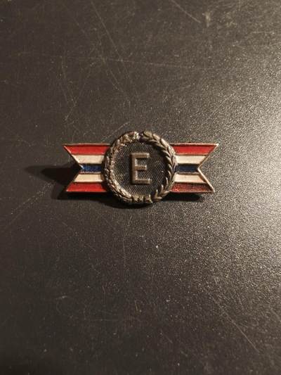 老王徽章第150期 - 美国二战海陆军卓越生产奖章 925银  主要授予对陆军和海军物资供应做出杰出贡献的制造厂商。