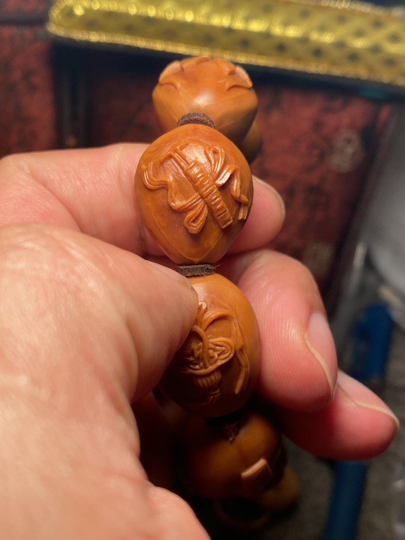 苏工核雕手作与你有缘 苏工核雕，铁核手工老苏工，暗八仙，八仙宝器，个性好玩，传统40多年，老手艺，非通货，喜欢的来价不贵，尺寸1。85x2.2
