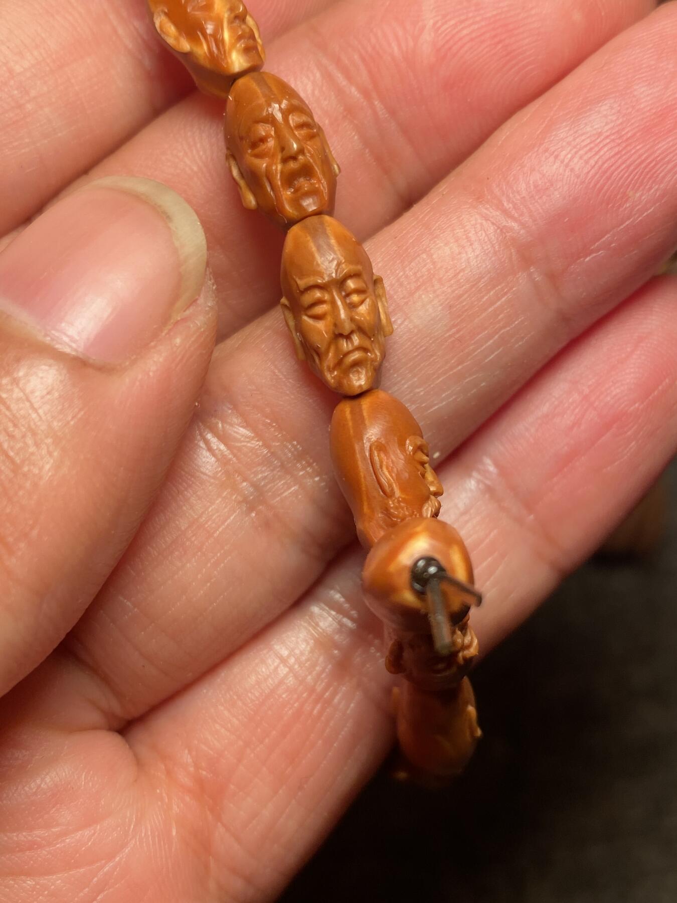 苏工核雕手作与你有缘 苏工核雕，微型小籽纯手工十八罗汉，个性好玩，写实风格，喜欢的来价不贵，尺寸0。75x1.2