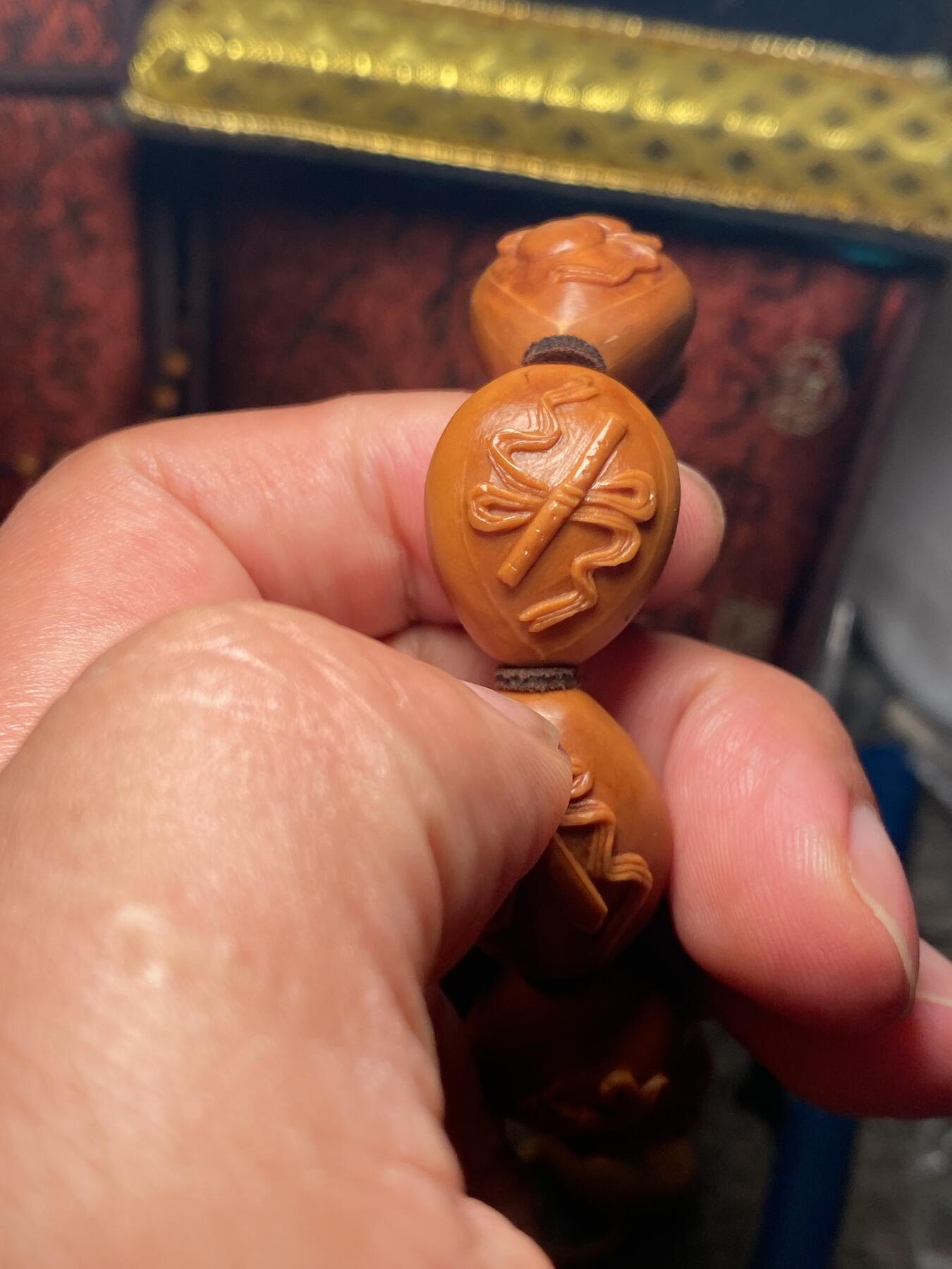 苏工核雕手作与你有缘 苏工核雕，铁核手工老苏工，暗八仙，八仙宝器，个性好玩，传统40多年，老手艺，非通货，喜欢的来价不贵，尺寸1。85x2.2