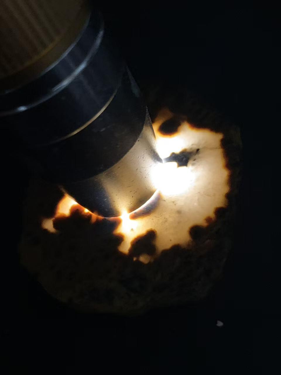 精美冰飘鸡油黄原皮开窗料战国红玛瑙原石摆件（把件）一个，