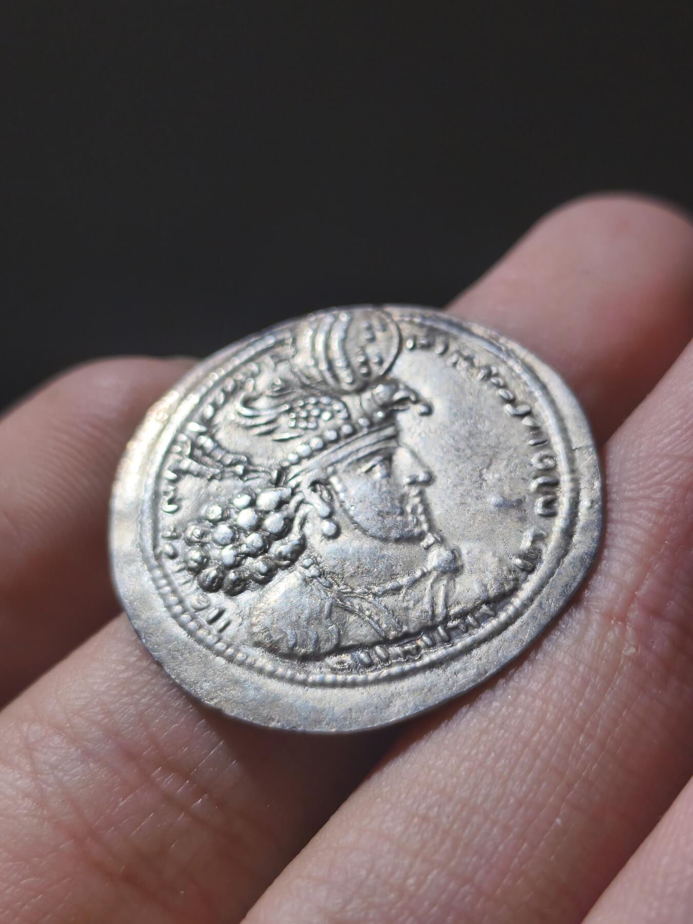 星盘世界钱币九月二十七日古典币精品专场 重器！超级稀少！波斯萨珊帝国霍米兹德二世德拉克马银币（303-309 ） 正面：霍尔米兹德二世戴王权头带的右侧胸像，头戴鹰冠，冠顶有“科林博斯”装饰。 背面：带绶带的火坛，坛顶有阿胡拉·马兹达的面右像；火坛两侧各有一名向内站立的祭司，双手举剑；左侧侍者戴鹰冠，右侧侍者戴城垛冠，此品品相精美，铭文清晰，少见的萨珊王朝早期银币，国内难得一见，非常稀少