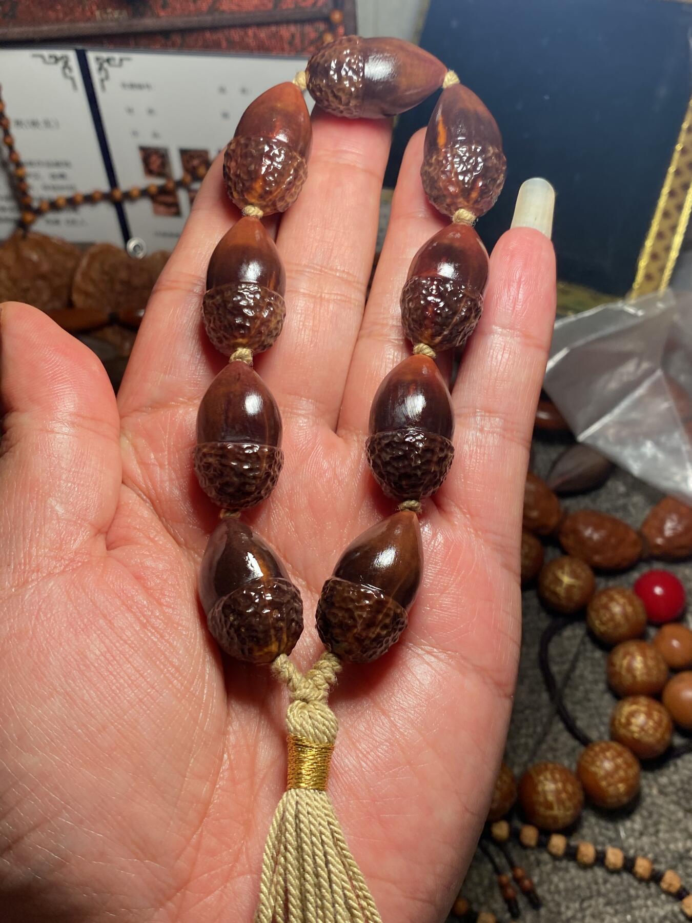 苏工核雕手作与你有缘 苏工核雕，稀有紫核紫肉，纯手工真心实意，榛榛日上，个性好玩，非通货，喜欢的来价不贵，尺寸1。55x2.85